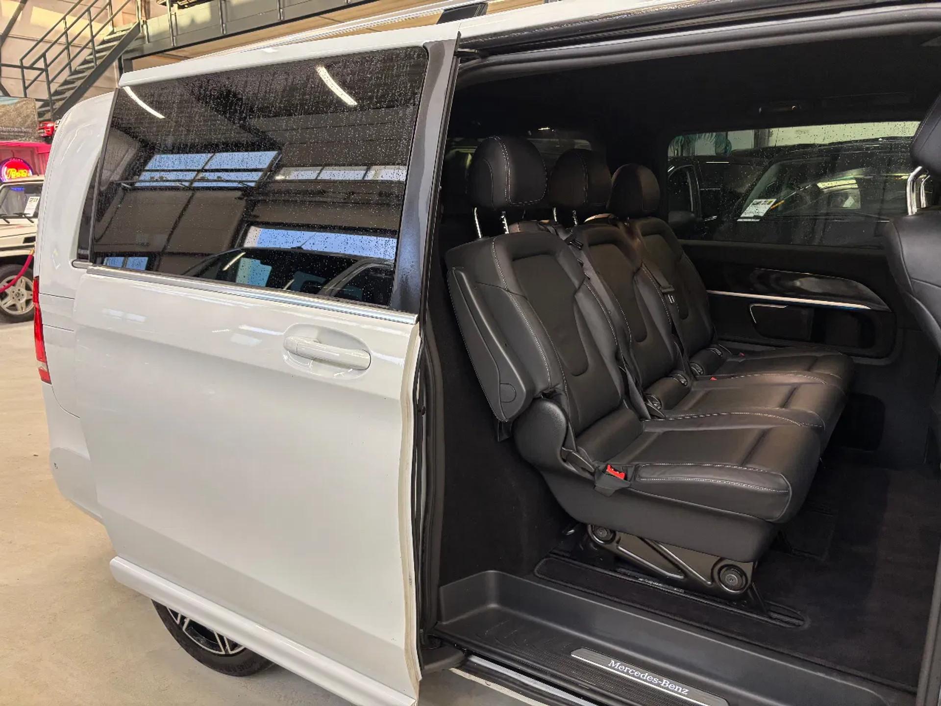 Foto 12 van Mercedes-Benz 300D Dubbelcabine Automaat EURO 6 Koelkast Electrische stoelen