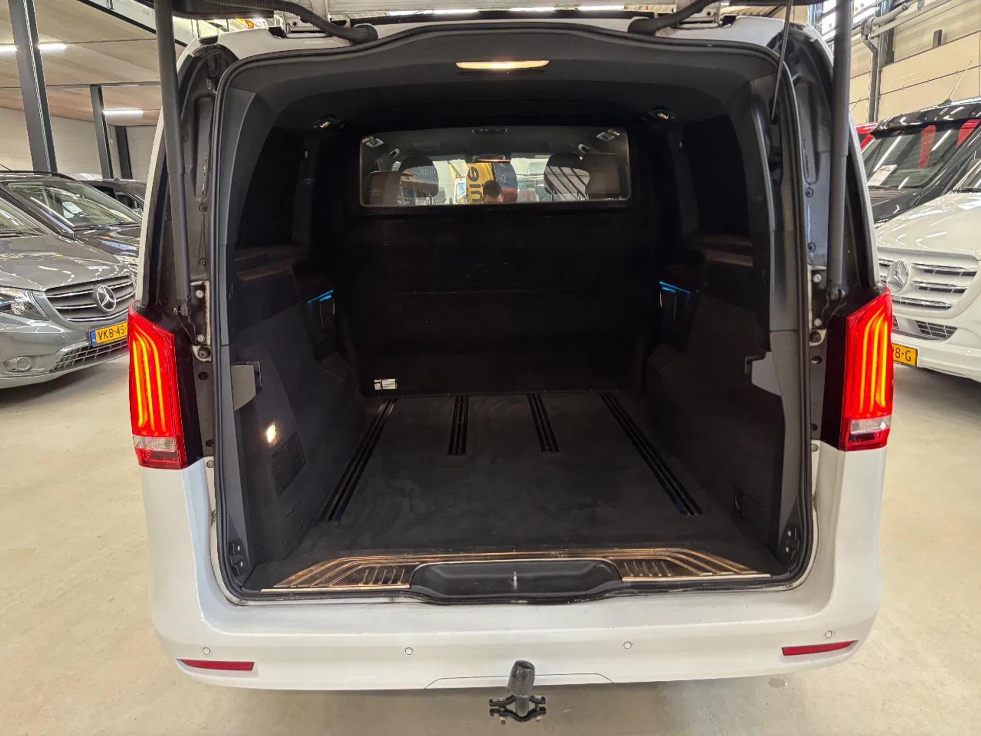 Foto 13 van Mercedes-Benz 300D Dubbelcabine Automaat EURO 6 Koelkast Electrische stoelen