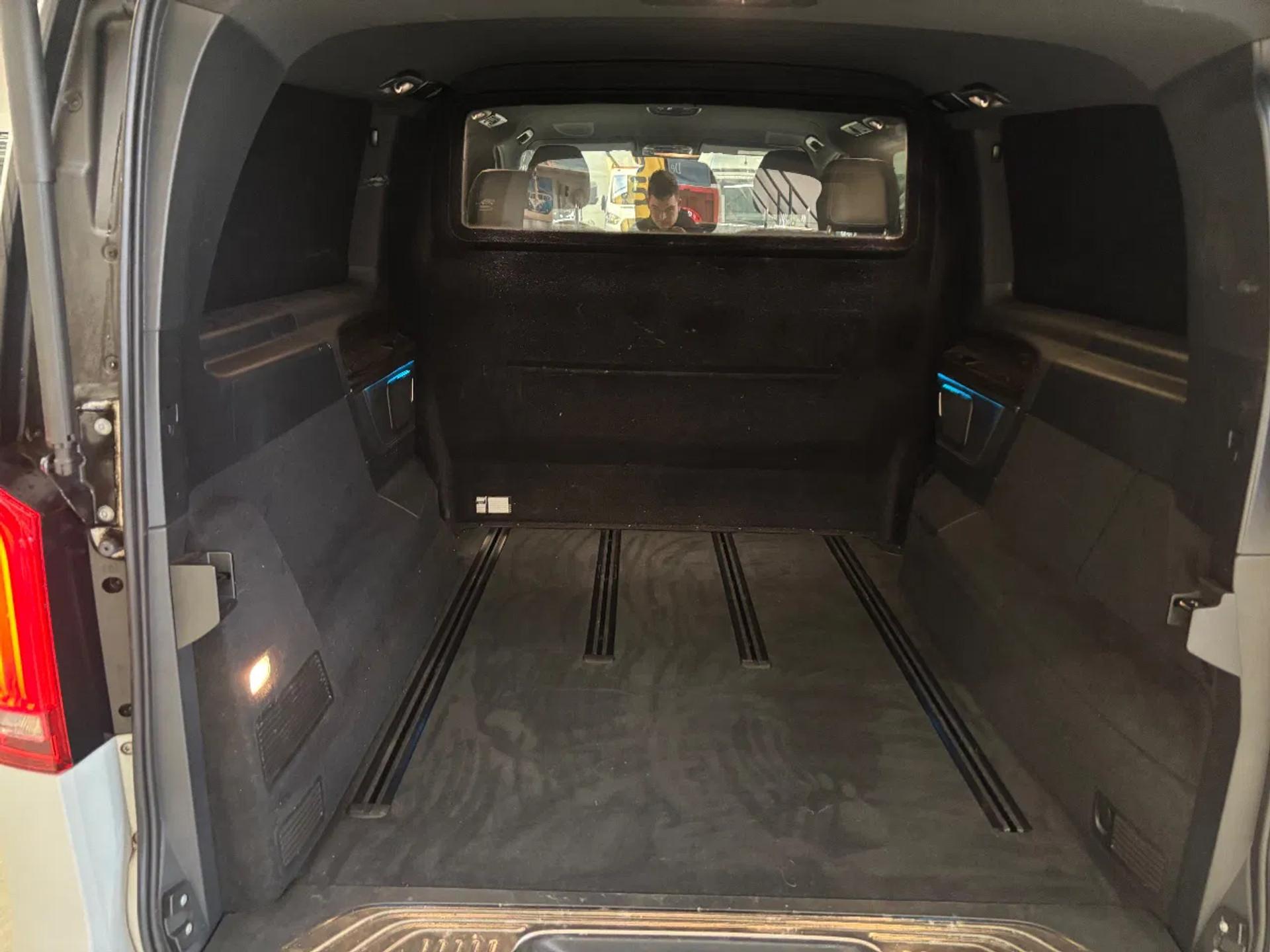 Foto 14 van Mercedes-Benz 300D Dubbelcabine Automaat EURO 6 Koelkast Electrische stoelen