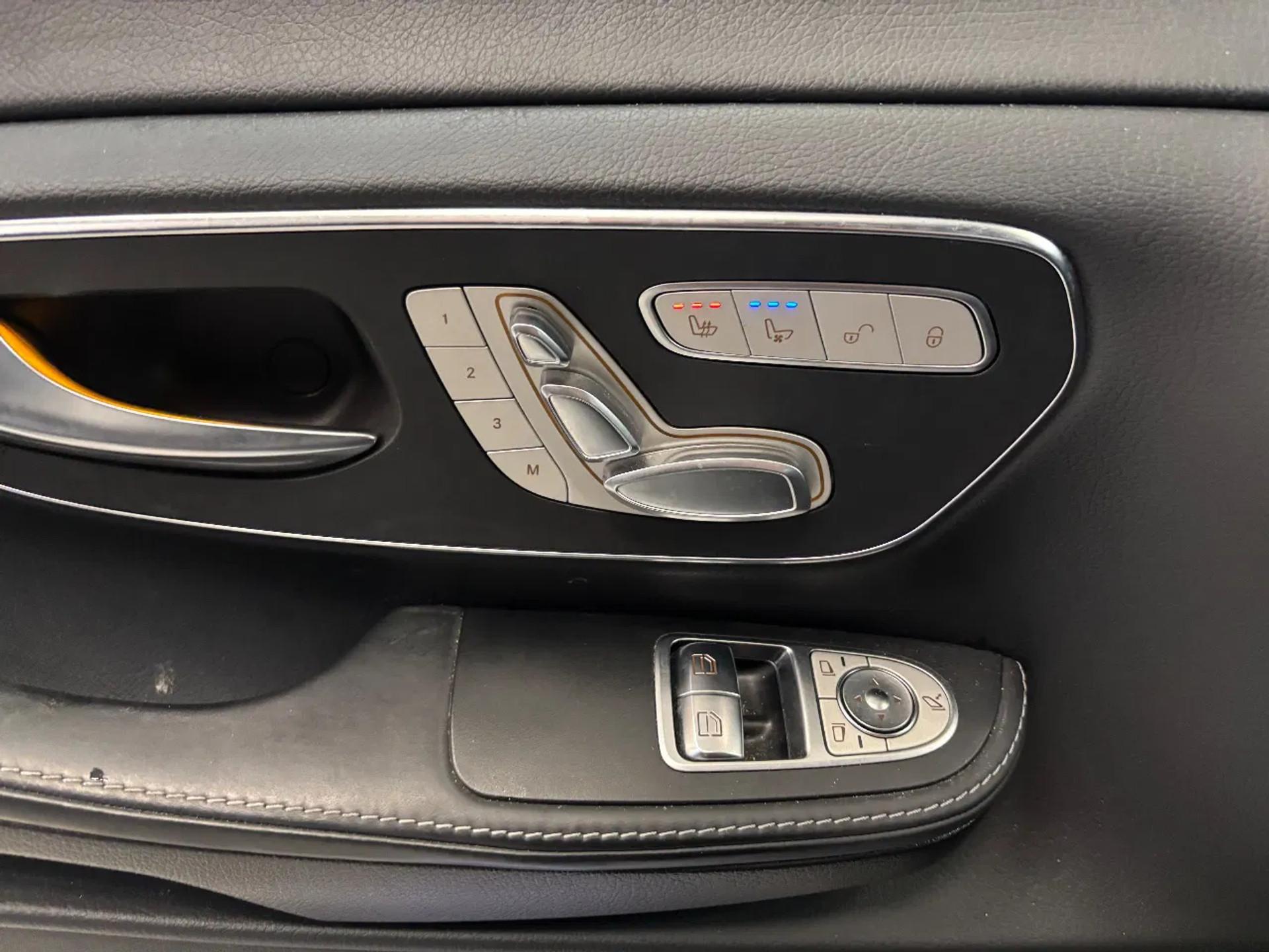 Foto 16 van Mercedes-Benz 300D Dubbelcabine Automaat EURO 6 Koelkast Electrische stoelen