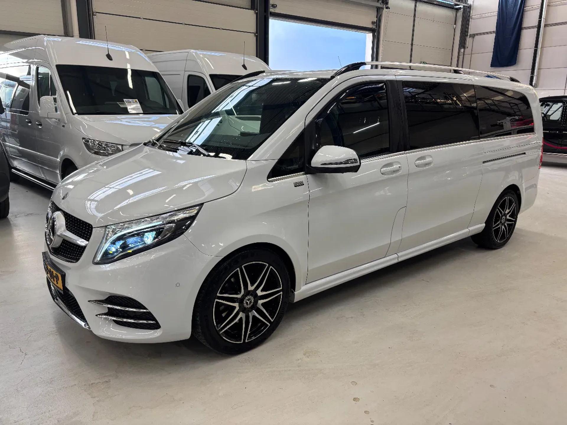 Foto 2 van Mercedes-Benz 300D Dubbelcabine Automaat EURO 6 Koelkast Electrische stoelen