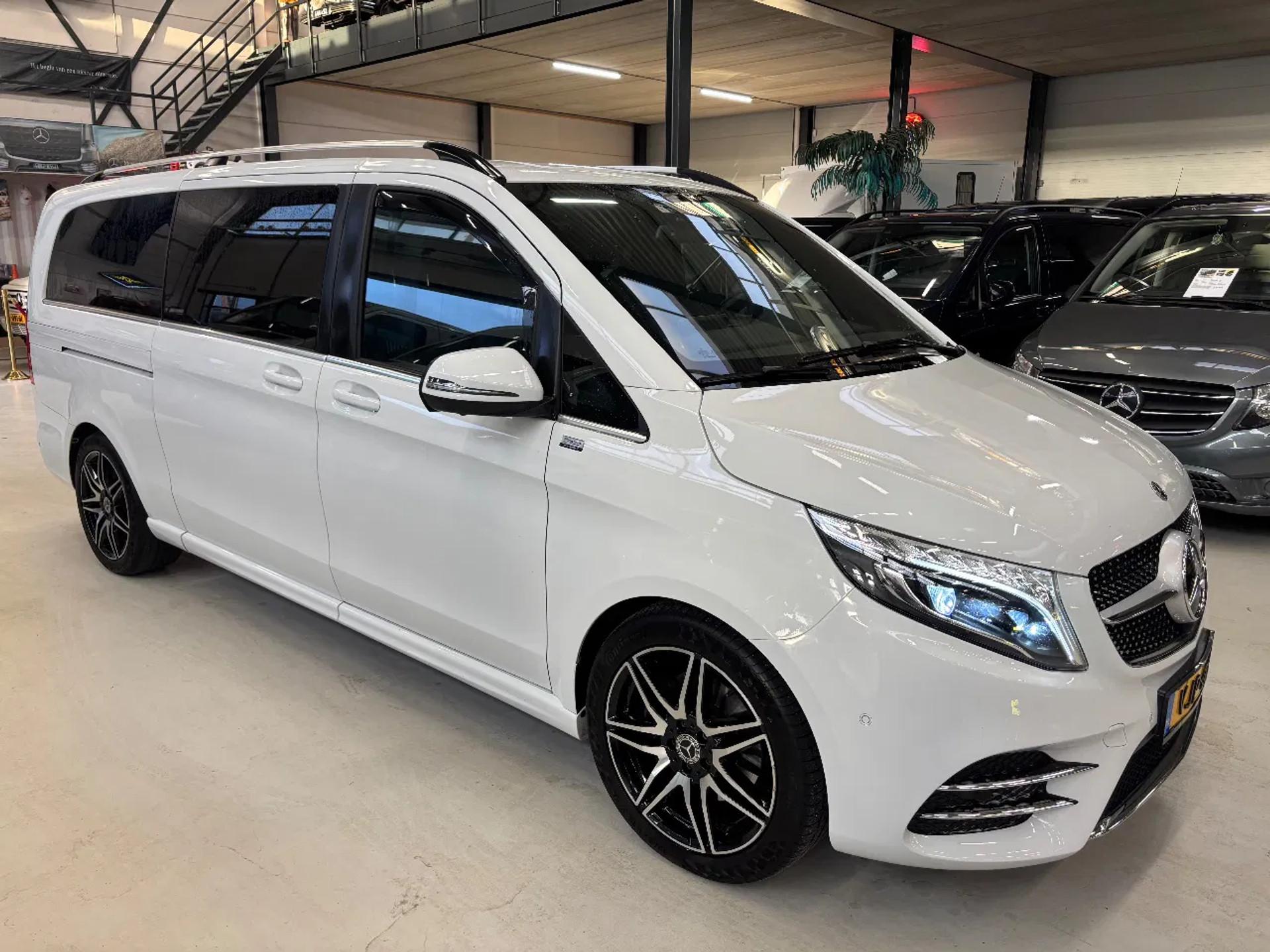 Foto 3 van Mercedes-Benz 300D Dubbelcabine Automaat EURO 6 Koelkast Electrische stoelen