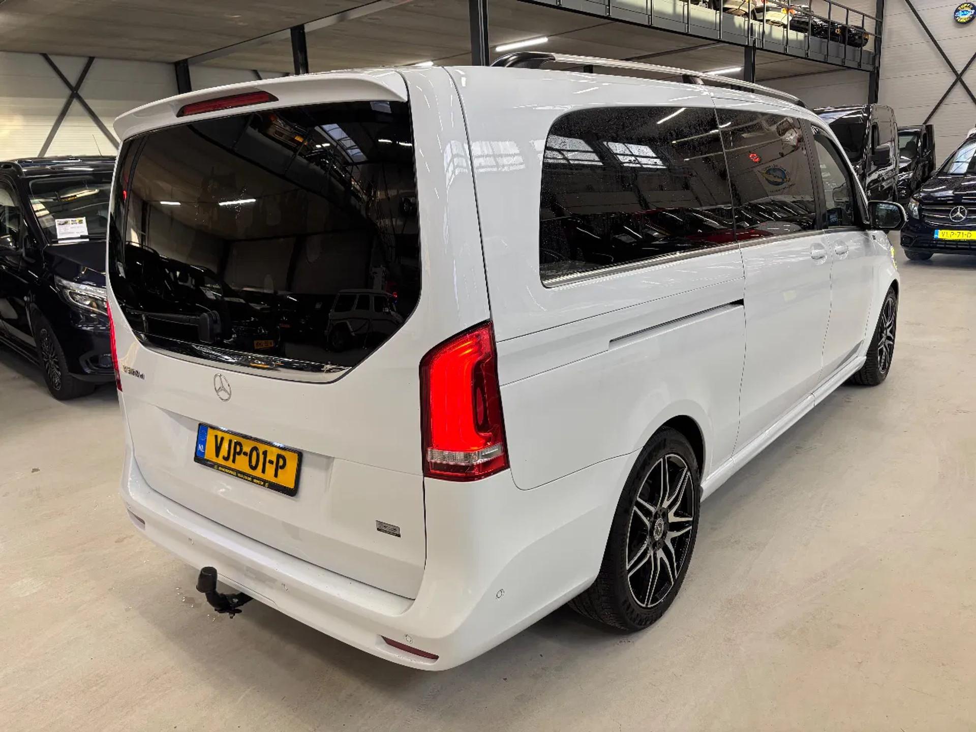 Foto 4 van Mercedes-Benz 300D Dubbelcabine Automaat EURO 6 Koelkast Electrische stoelen