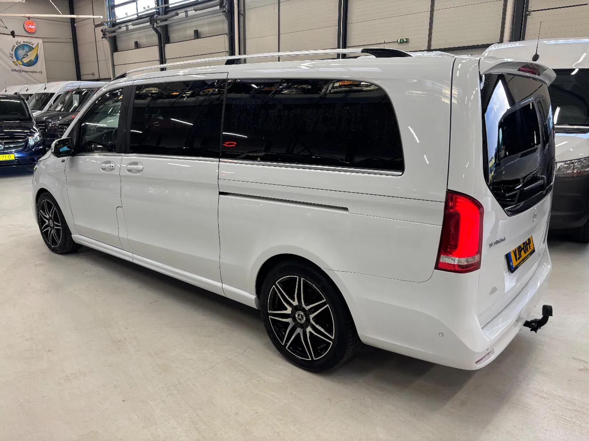 Foto 5 van Mercedes-Benz 300D Dubbelcabine Automaat EURO 6 Koelkast Electrische stoelen