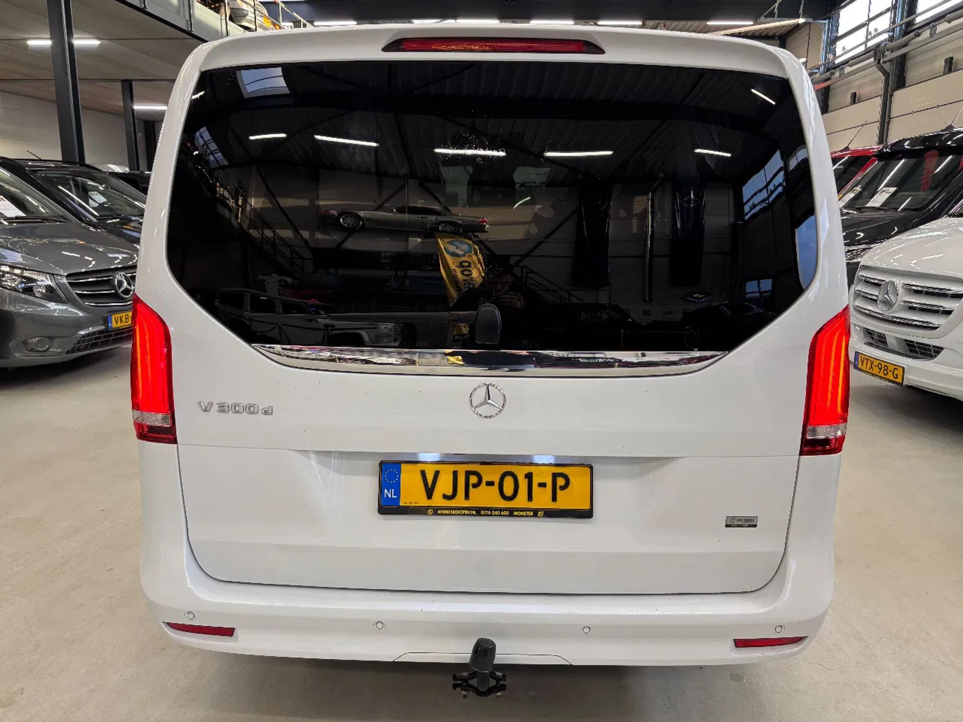 Foto 6 van Mercedes-Benz 300D Dubbelcabine Automaat EURO 6 Koelkast Electrische stoelen