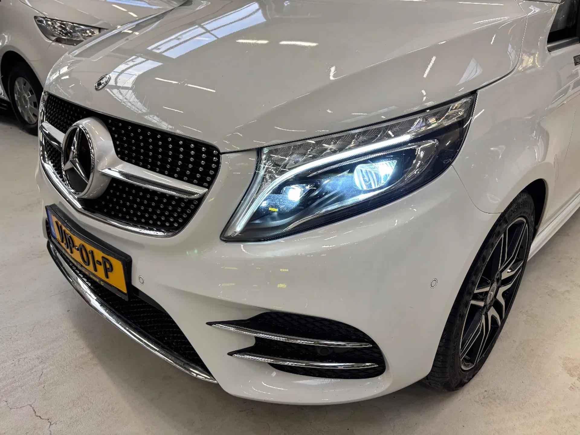 Foto 8 van Mercedes-Benz 300D Dubbelcabine Automaat EURO 6 Koelkast Electrische stoelen