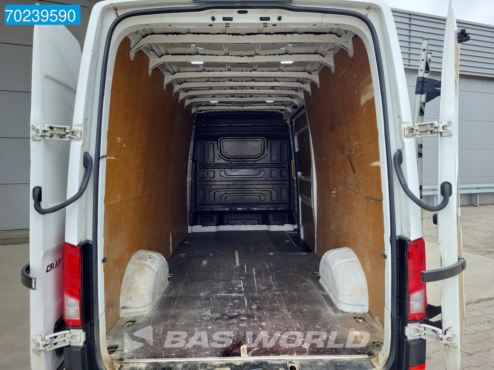 Foto 8 van Volkswagen Crafter 140pk L4H3 Airco Cruise Imperiaal Camera Navi 14m3 Airco Cruise control