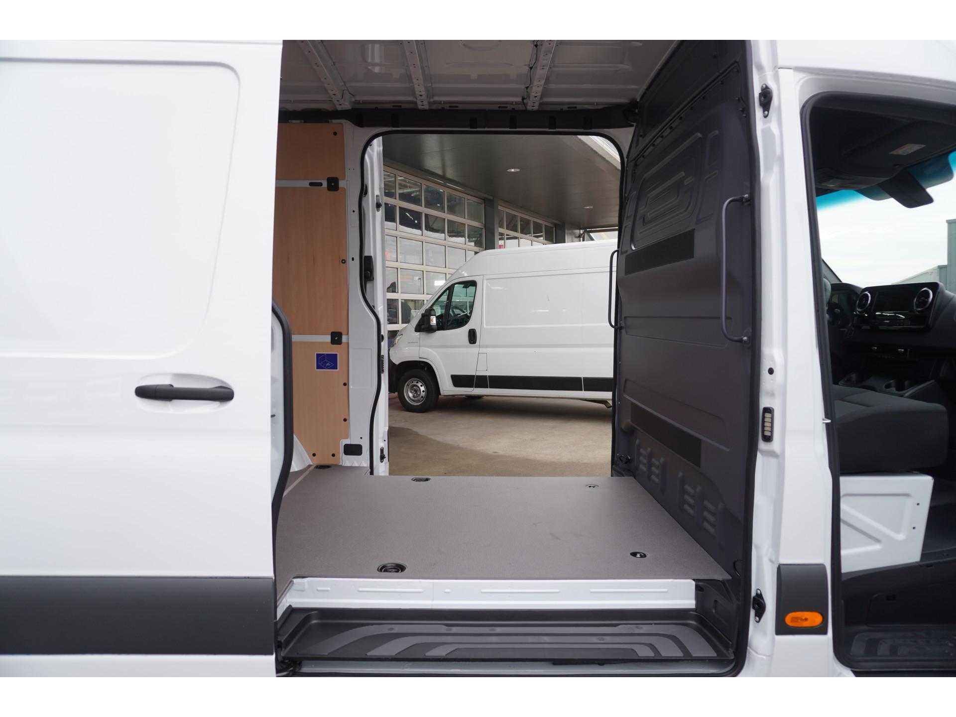 Foto 14 van Mercedes-Benz 317 CDI 170PK L2H2 Pro automaat Schuifdeur links en Rechts