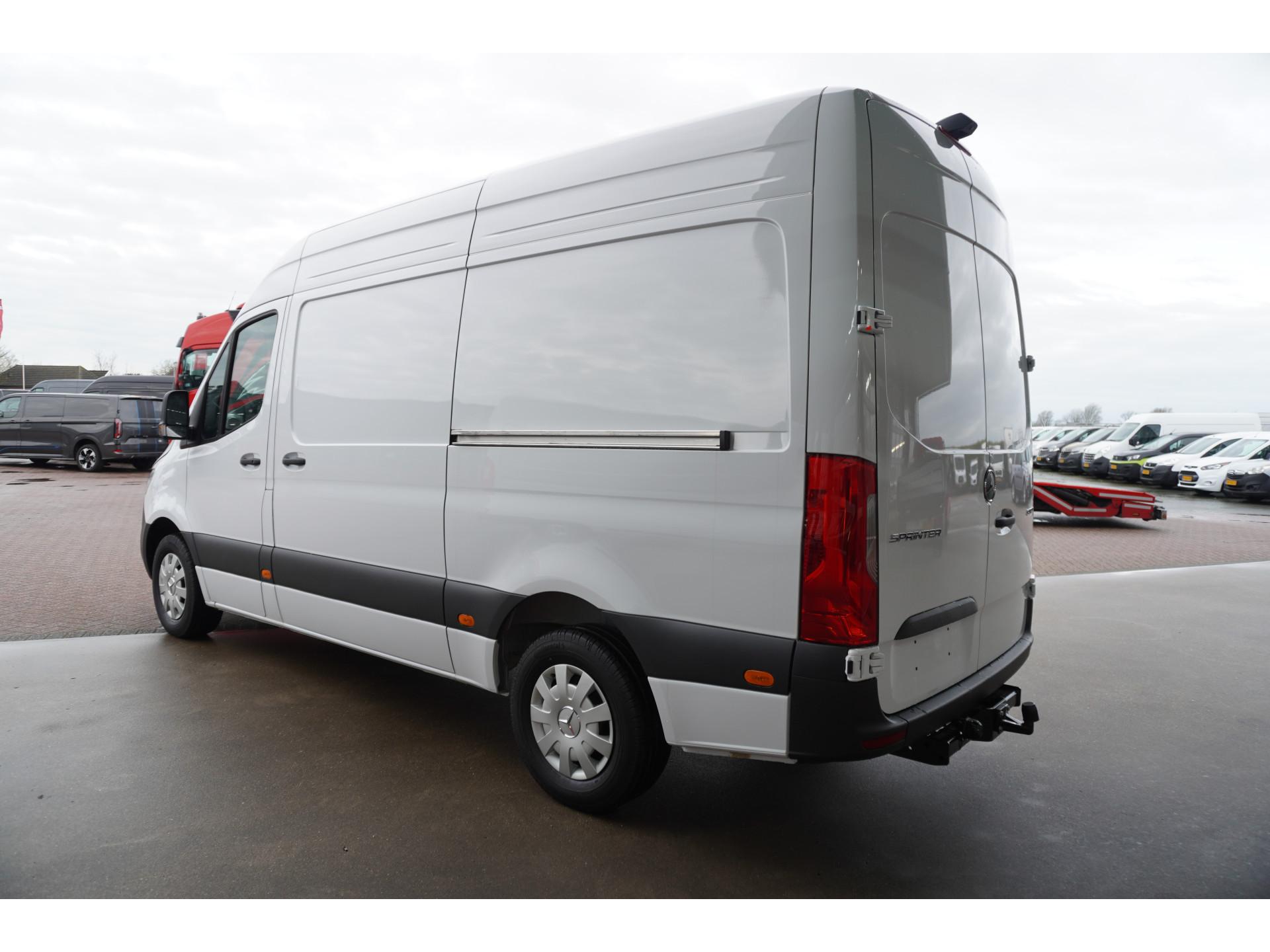 Foto 7 van Mercedes-Benz 317 CDI 170PK L2H2 Pro automaat Schuifdeur links en Rechts