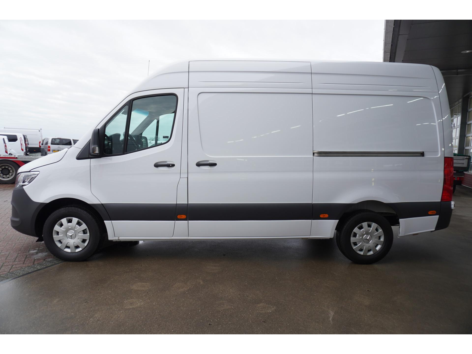 Foto 8 van Mercedes-Benz 317 CDI 170PK L2H2 Pro automaat Schuifdeur links en Rechts