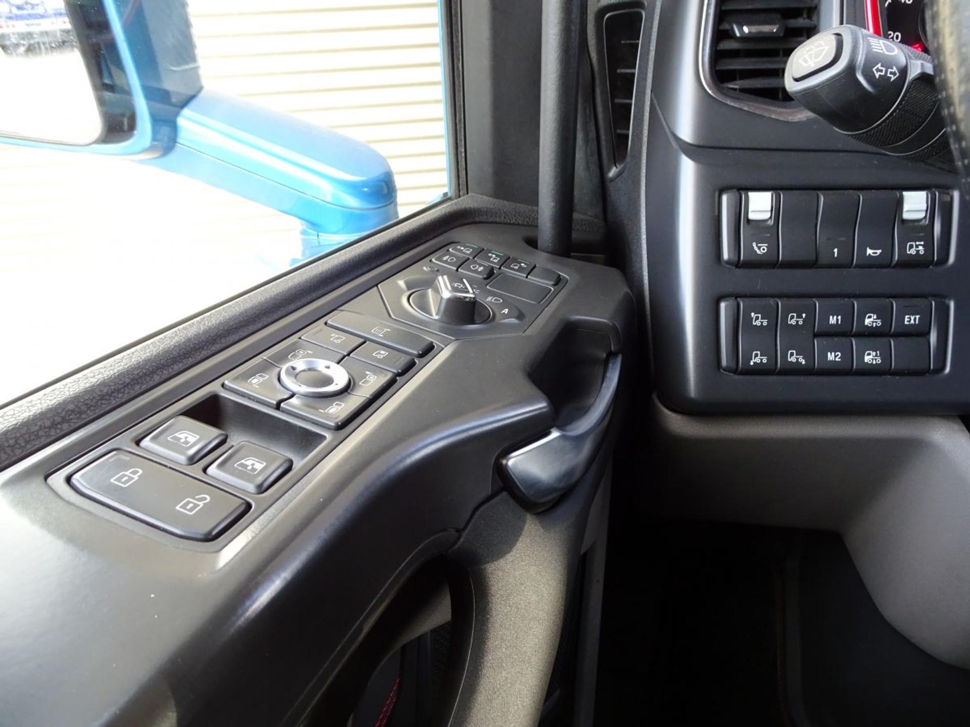 Foto 12 van Scania S730 V8 / 6x2 / BOOGIE / PARK COOLER / RETARDER / FULL AIR
