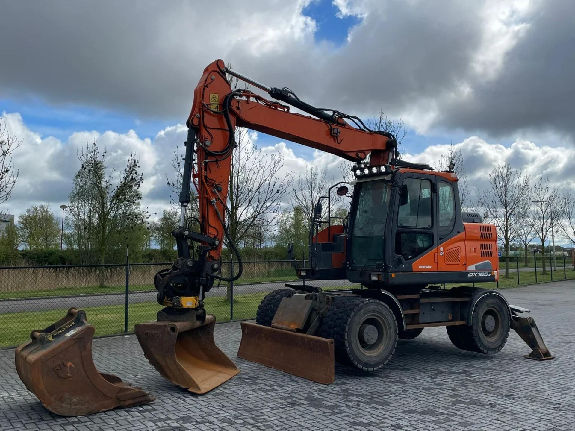 Foto 2 van Doosan DX165W-5 | DX 165 W-5 | 2X BUCKET | TILTROTATOR | QUICK COUPLER