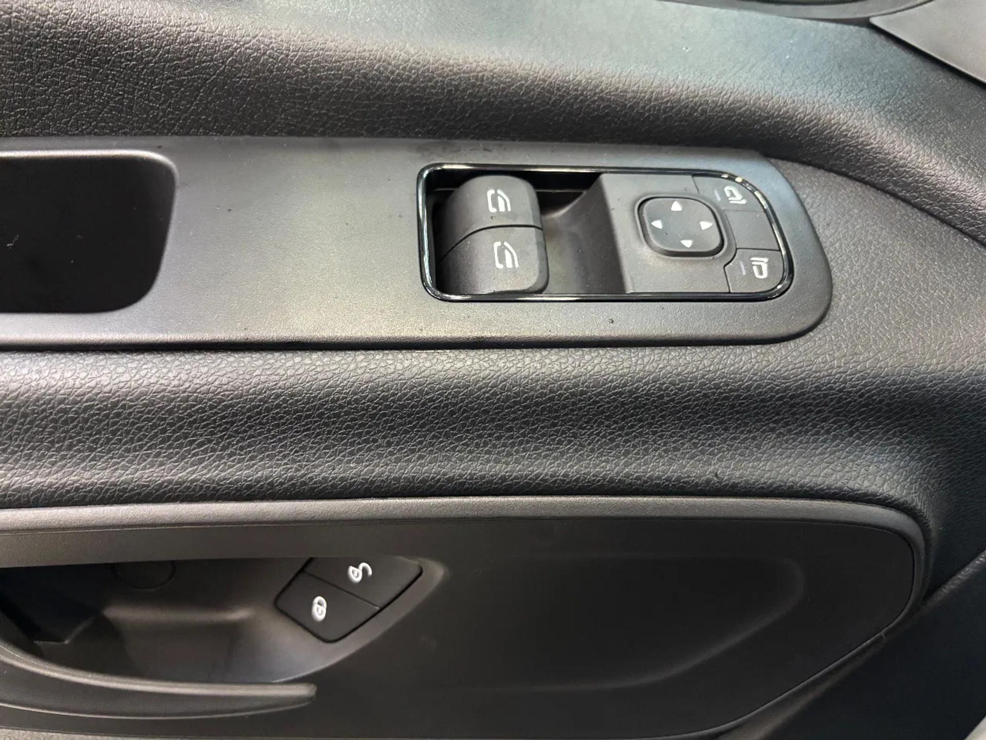 Foto 11 van Mercedes-Benz 517CDI Dubbelcabine 6 Persoons Openlaadbak Airco Cruisecontrol Trekhaak NIEUW BPM VRIJ