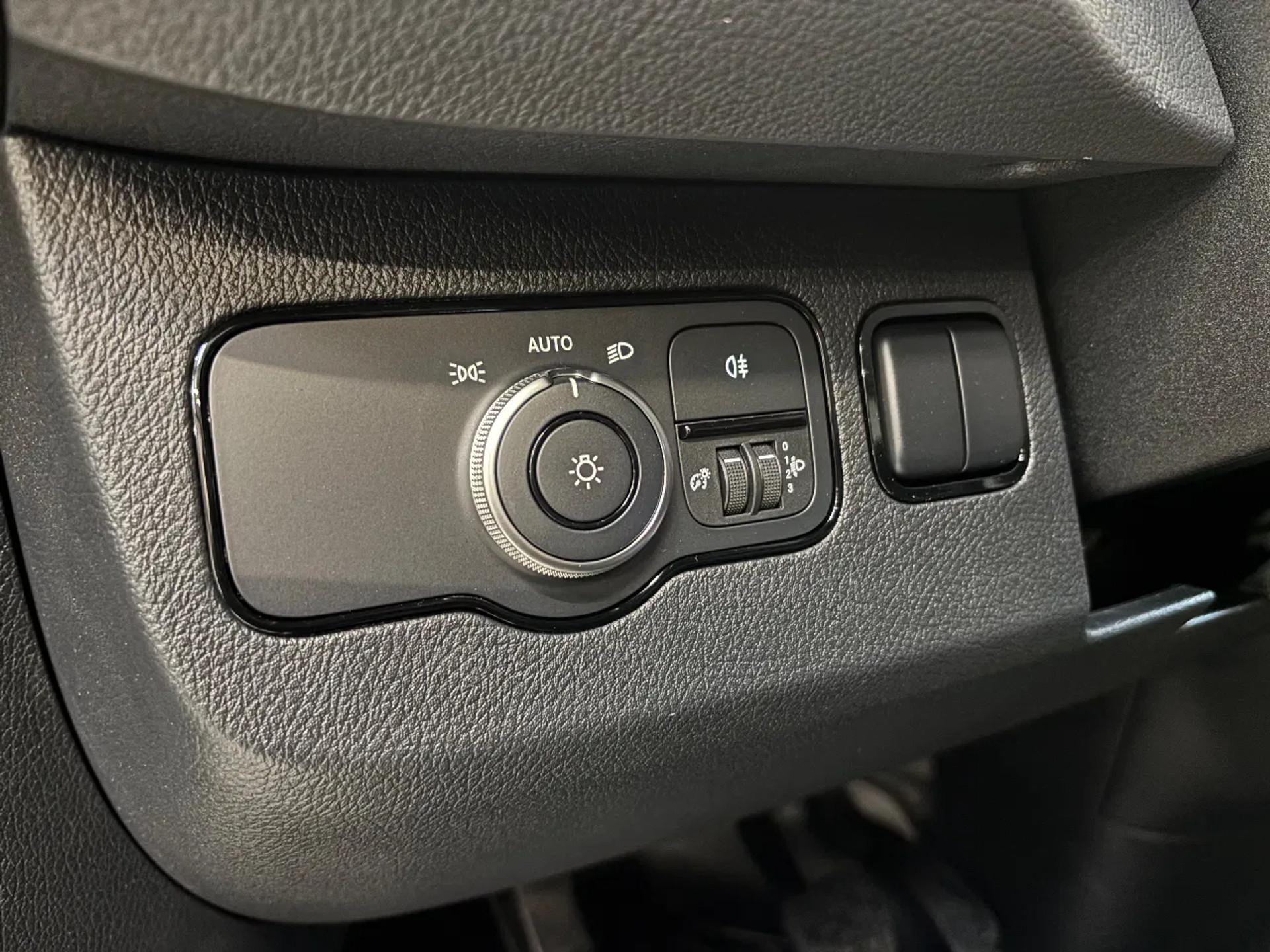 Foto 12 van Mercedes-Benz 517CDI Dubbelcabine 6 Persoons Openlaadbak Airco Cruisecontrol Trekhaak NIEUW BPM VRIJ