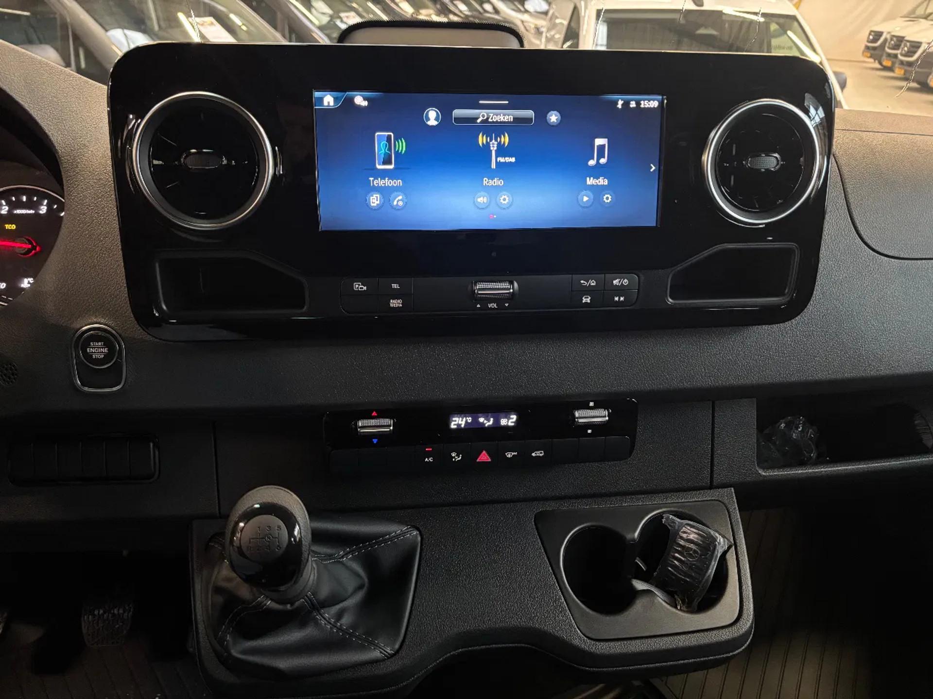 Foto 15 van Mercedes-Benz 517CDI Dubbelcabine 6 Persoons Openlaadbak Airco Cruisecontrol Trekhaak NIEUW BPM VRIJ