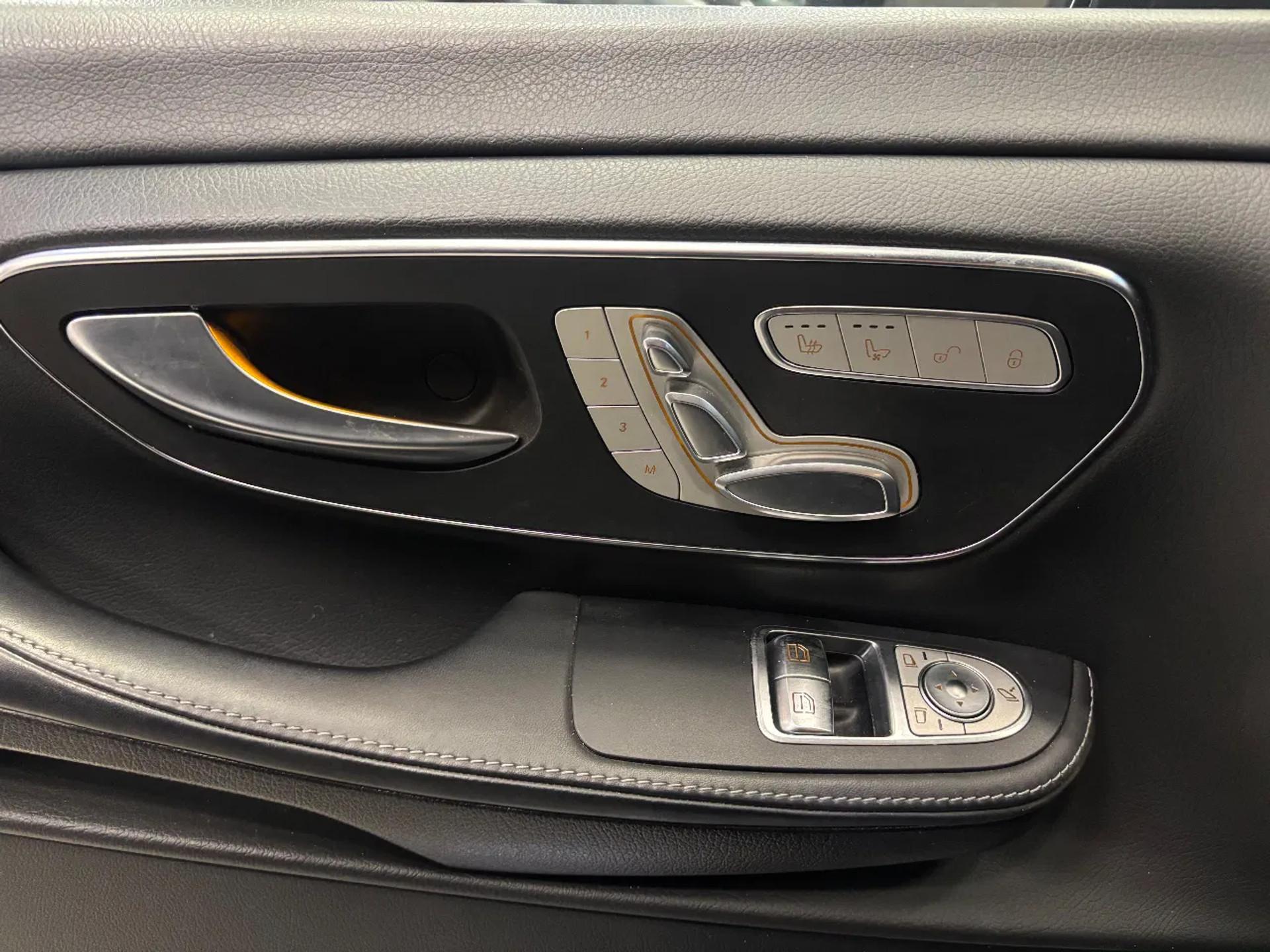 Foto 14 van Mercedes-Benz 300D L2H1 Dubbelcabine Airco Navi Automaat Luchtvering 77.000KM EERSTE EIGENAAR