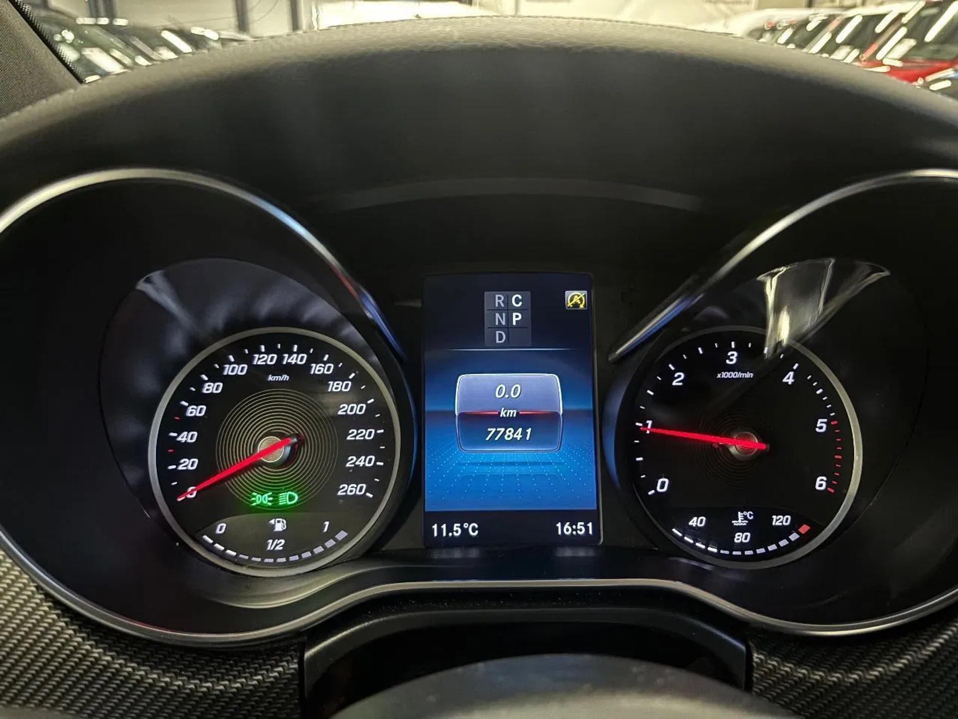 Foto 17 van Mercedes-Benz 300D L2H1 Dubbelcabine Airco Navi Automaat Luchtvering 77.000KM EERSTE EIGENAAR