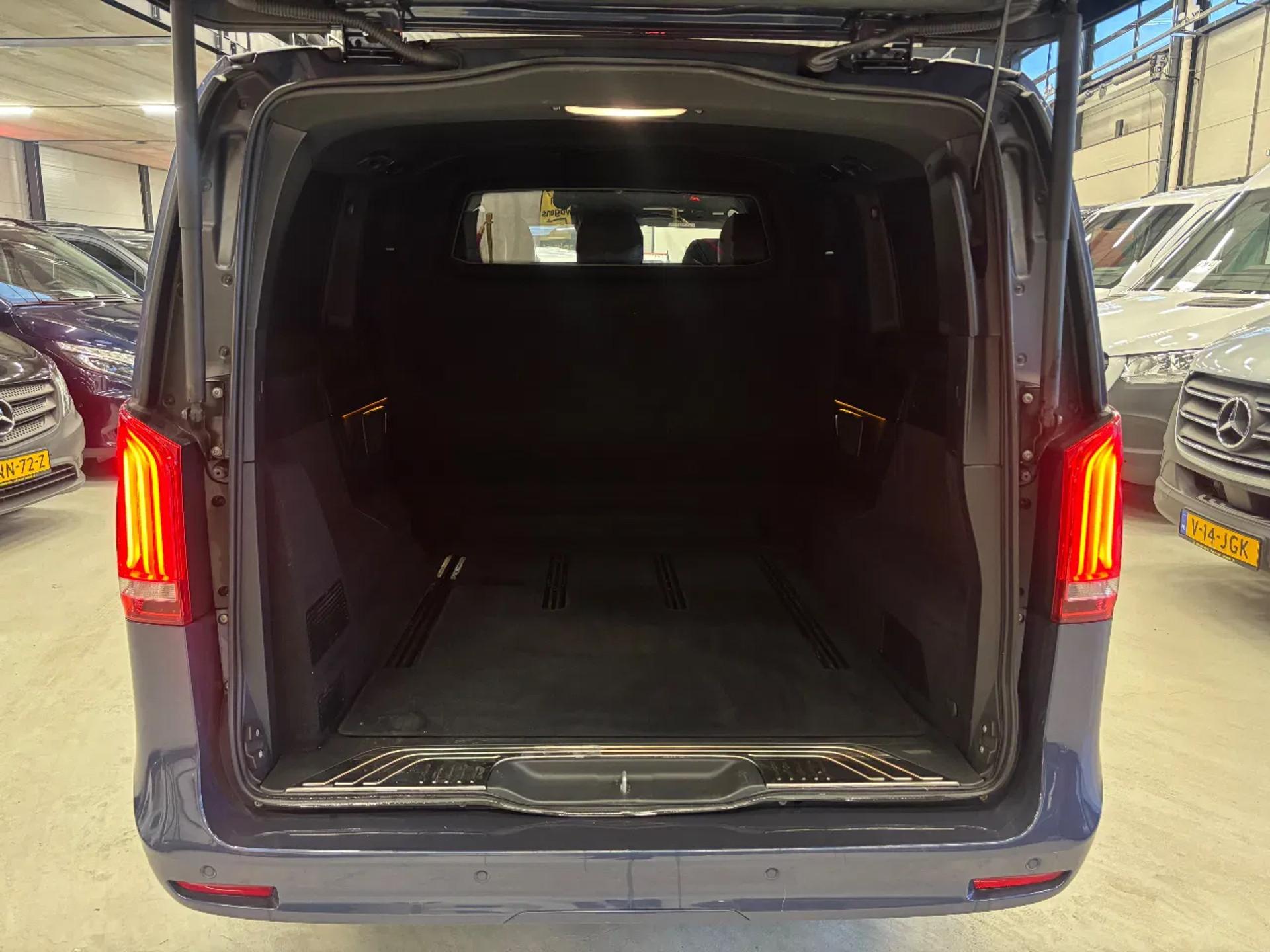 Foto 8 van Mercedes-Benz 300D L2H1 Dubbelcabine Airco Navi Automaat Luchtvering 77.000KM EERSTE EIGENAAR