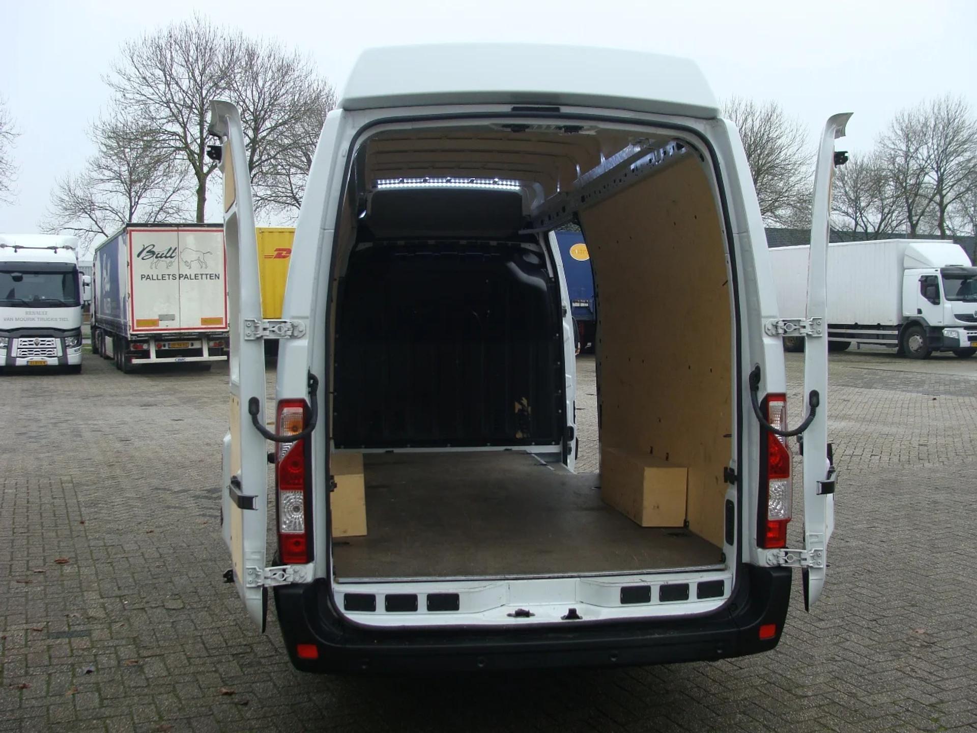 Foto 2 van Renault Master 145.35 L4H3 GESLOTEN - EURO 6 - VHH-42-K