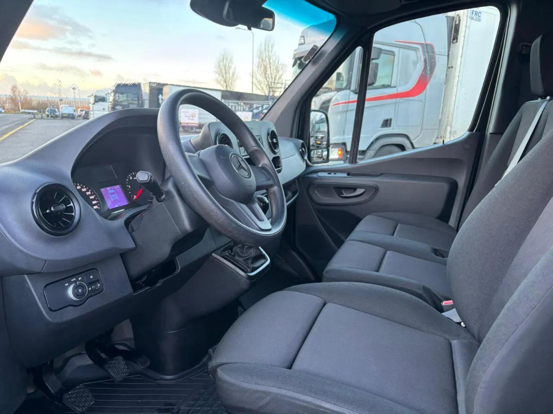 Foto 13 van Mercedes-Benz 317CDI Dubbelcabine Openlaadbak Airco 3500KG Trekhaak 174.00KM BPM VRIJ 10 x op voorraad
