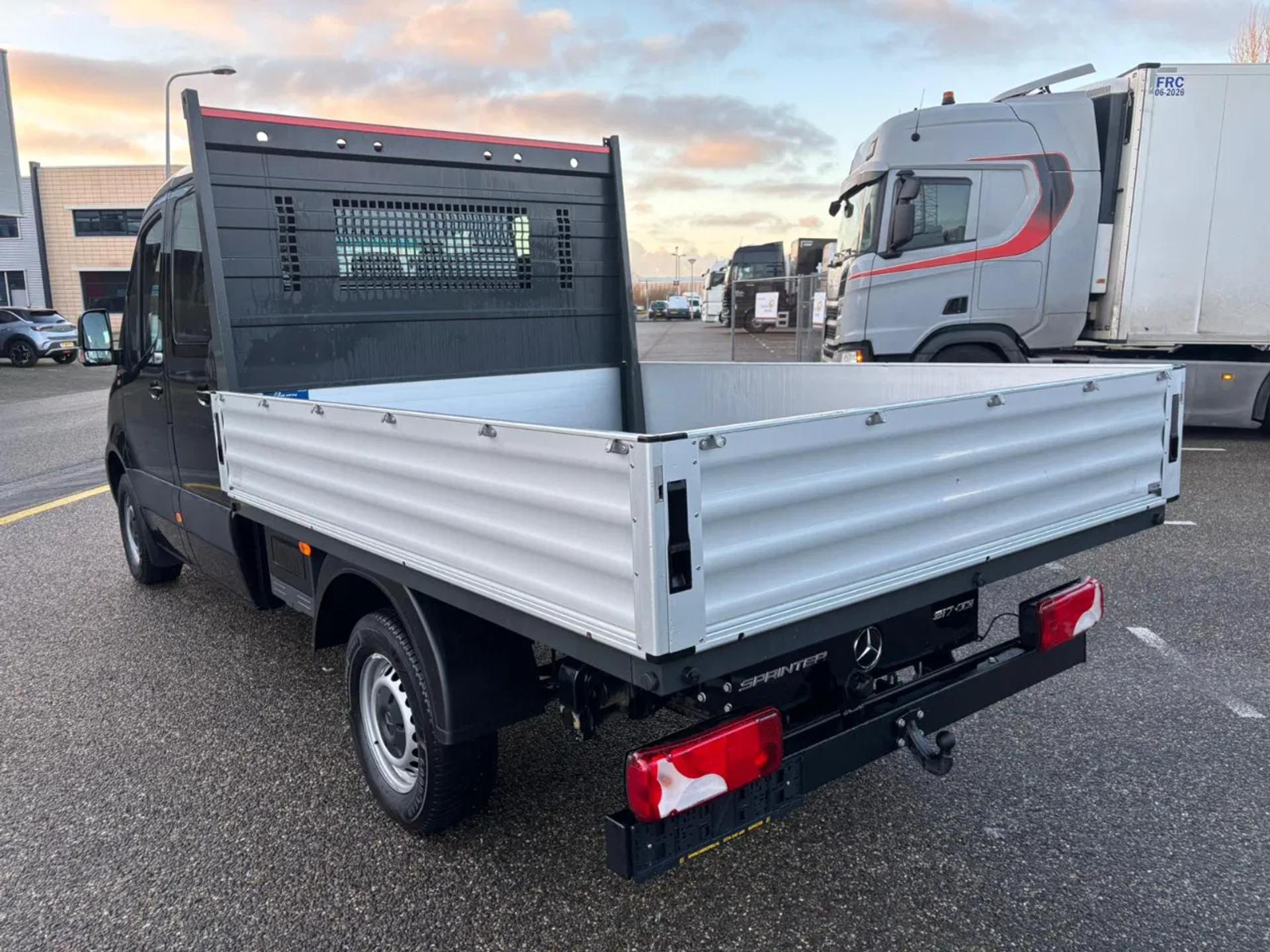 Foto 5 van Mercedes-Benz 317CDI Dubbelcabine Openlaadbak Airco 3500KG Trekhaak 174.00KM BPM VRIJ 10 x op voorraad