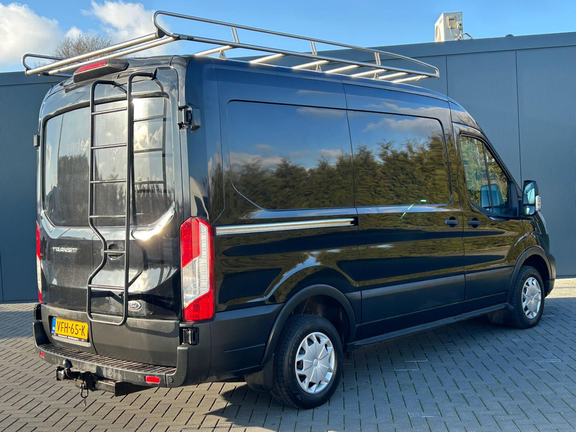 Foto 2 van Ford 2.0 TDCI 108 PK EURO 6 / L2H2 / TREND / 1e EIG. / IMPERIAAL / 2.45 TONS TREKHAAK / AIRCO / CRUISE / 3-ZITS