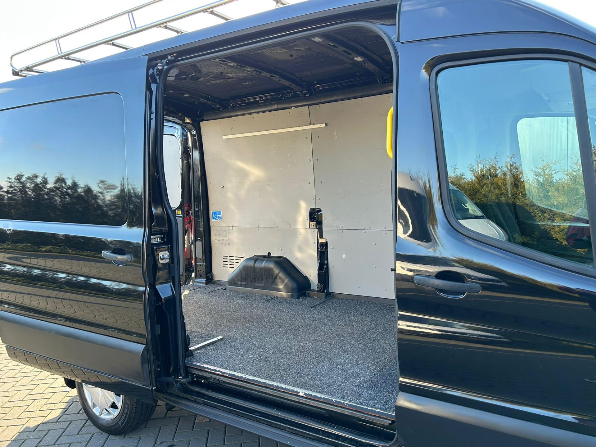 Foto 4 van Ford 2.0 TDCI 108 PK EURO 6 / L2H2 / TREND / 1e EIG. / IMPERIAAL / 2.45 TONS TREKHAAK / AIRCO / CRUISE / 3-ZITS