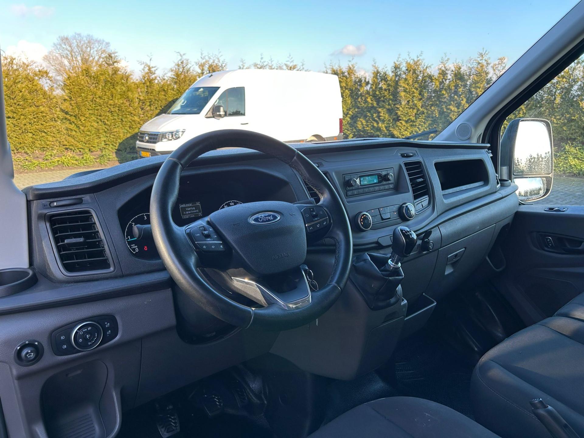 Foto 5 van Ford 2.0 TDCI 108 PK EURO 6 / L2H2 / TREND / 1e EIG. / IMPERIAAL / 2.45 TONS TREKHAAK / AIRCO / CRUISE / 3-ZITS