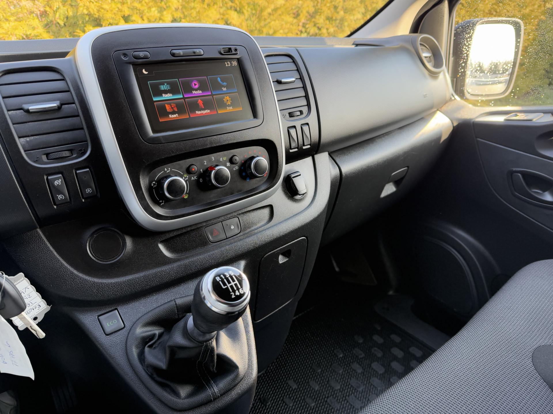 Foto 11 van Renault 2.0 DCI 120 PK / L2H1 / 1e EIG. / AIRCO / CRUISE / TREKHAAK / LED / DAB / 3-ZITS