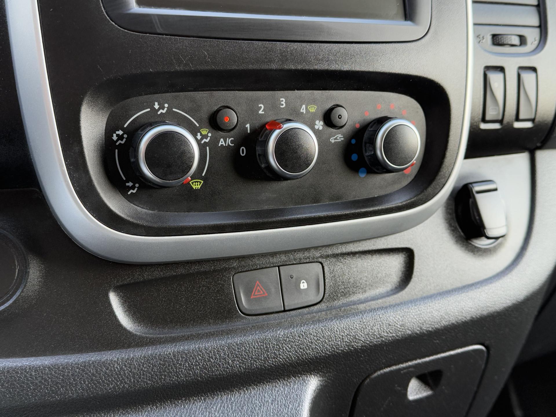 Foto 15 van Renault 2.0 DCI 120 PK / L2H1 / 1e EIG. / AIRCO / CRUISE / TREKHAAK / LED / DAB / 3-ZITS