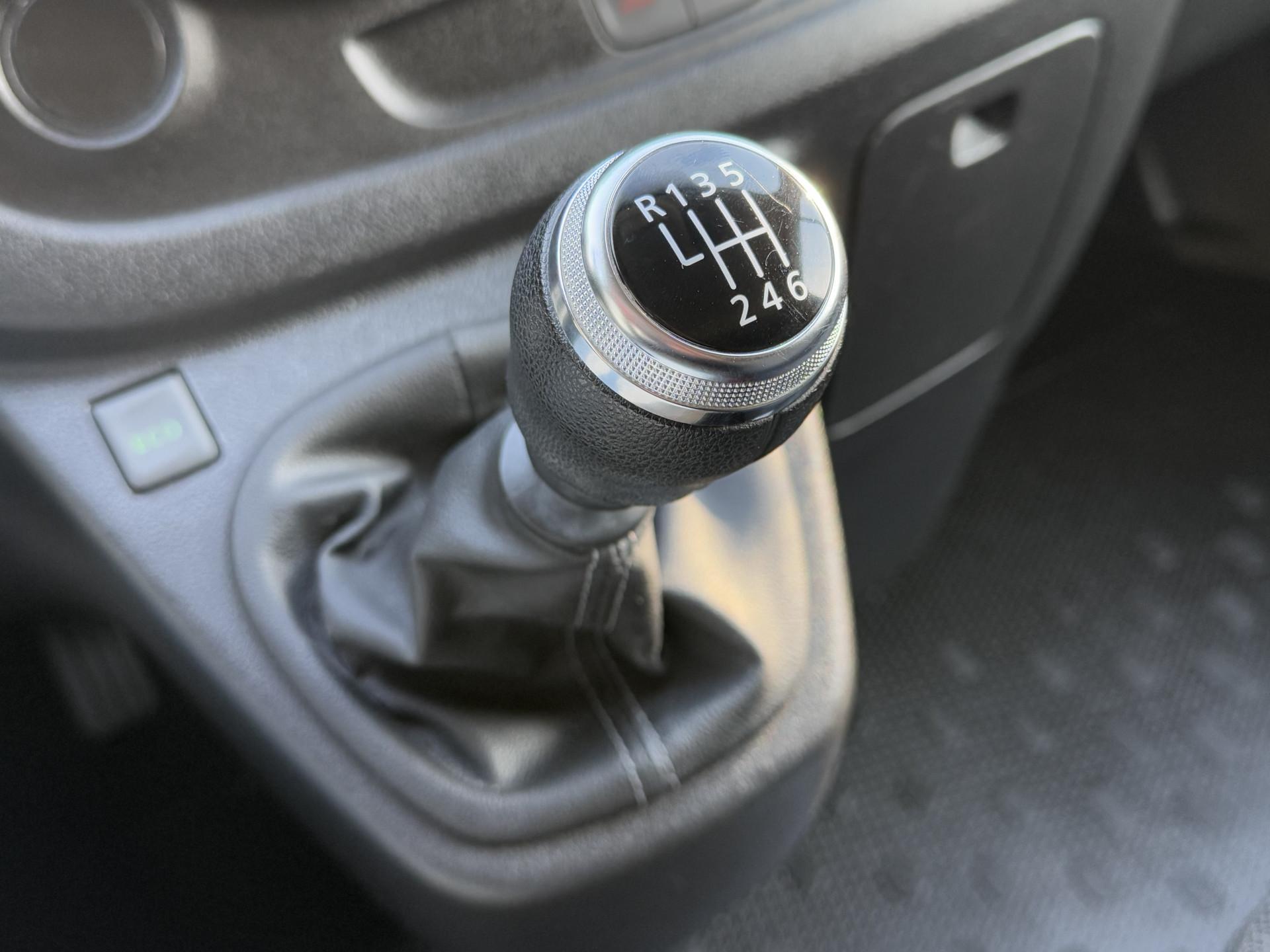 Foto 16 van Renault 2.0 DCI 120 PK / L2H1 / 1e EIG. / AIRCO / CRUISE / TREKHAAK / LED / DAB / 3-ZITS
