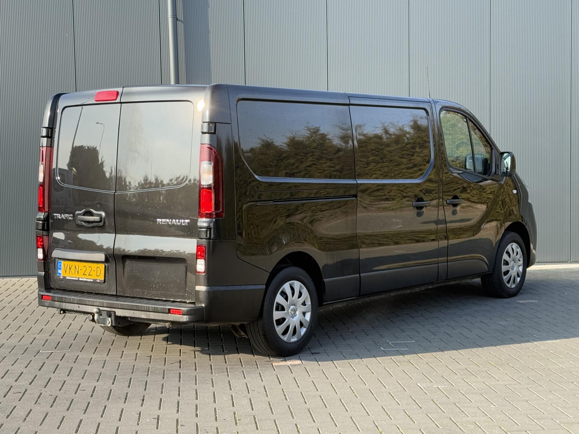 Foto 2 van Renault 2.0 DCI 120 PK / L2H1 / 1e EIG. / AIRCO / CRUISE / TREKHAAK / LED / DAB / 3-ZITS