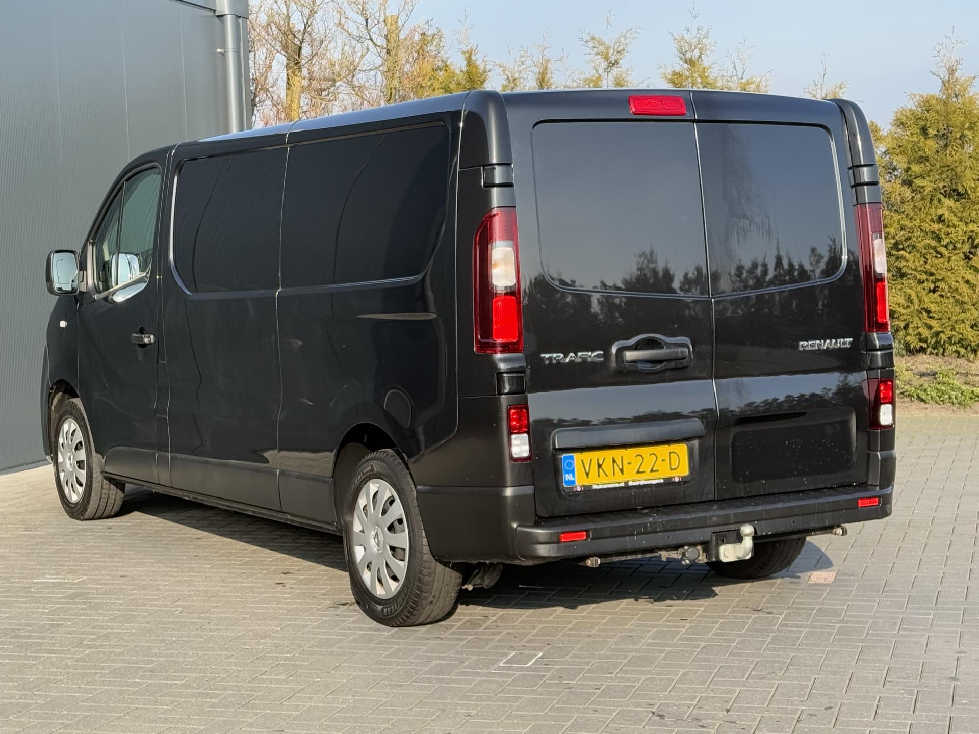 Foto 4 van Renault 2.0 DCI 120 PK / L2H1 / 1e EIG. / AIRCO / CRUISE / TREKHAAK / LED / DAB / 3-ZITS