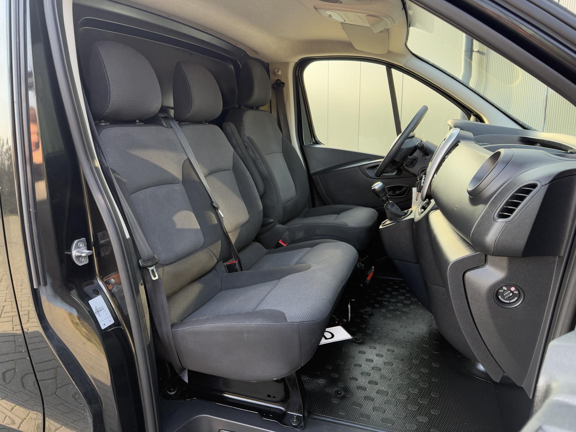 Foto 5 van Renault 2.0 DCI 120 PK / L2H1 / 1e EIG. / AIRCO / CRUISE / TREKHAAK / LED / DAB / 3-ZITS