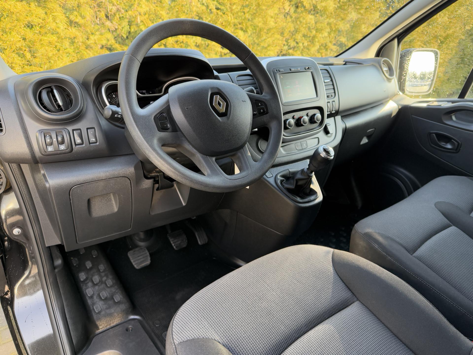 Foto 6 van Renault 2.0 DCI 120 PK / L2H1 / 1e EIG. / AIRCO / CRUISE / TREKHAAK / LED / DAB / 3-ZITS