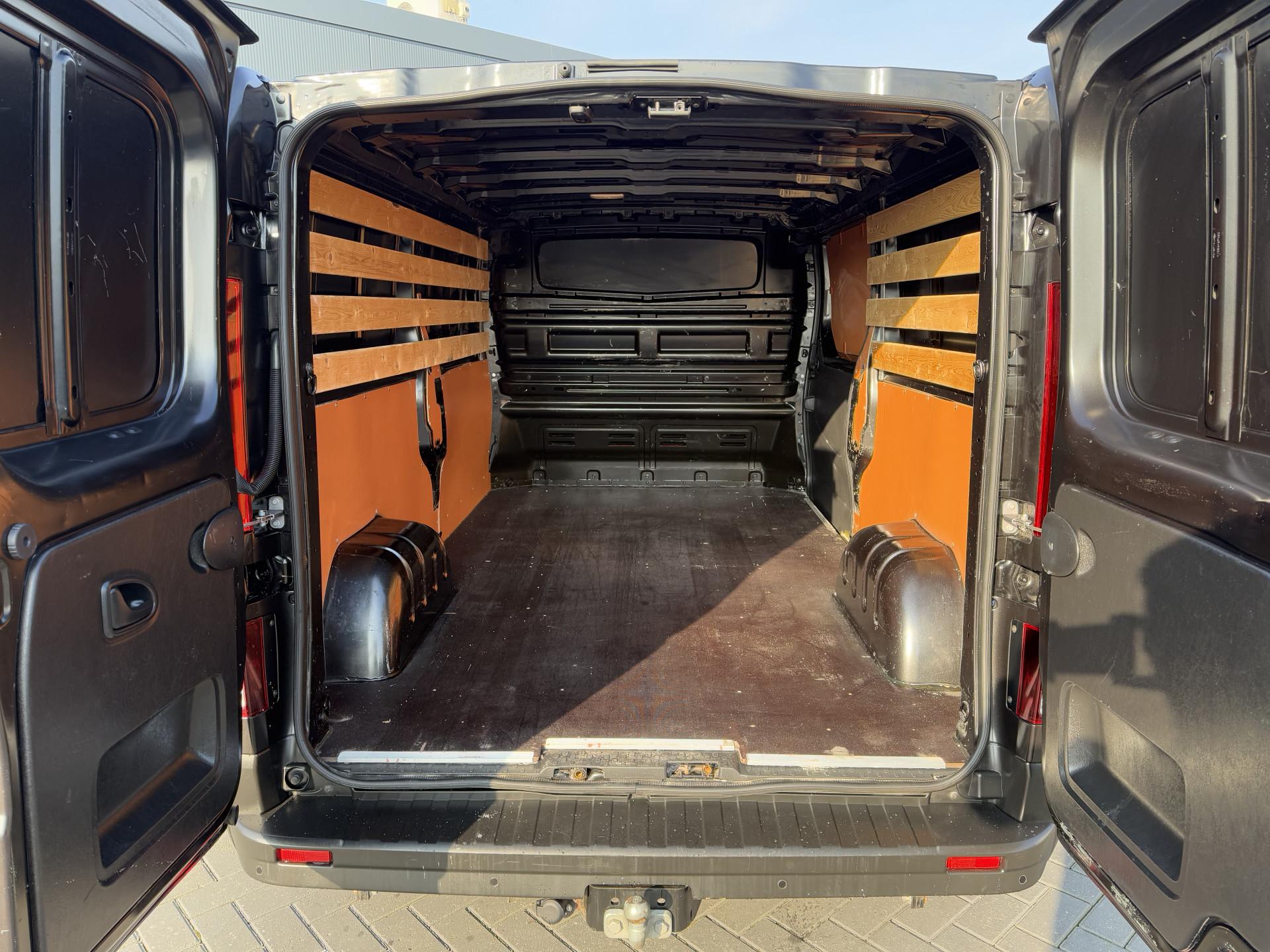 Foto 7 van Renault 2.0 DCI 120 PK / L2H1 / 1e EIG. / AIRCO / CRUISE / TREKHAAK / LED / DAB / 3-ZITS