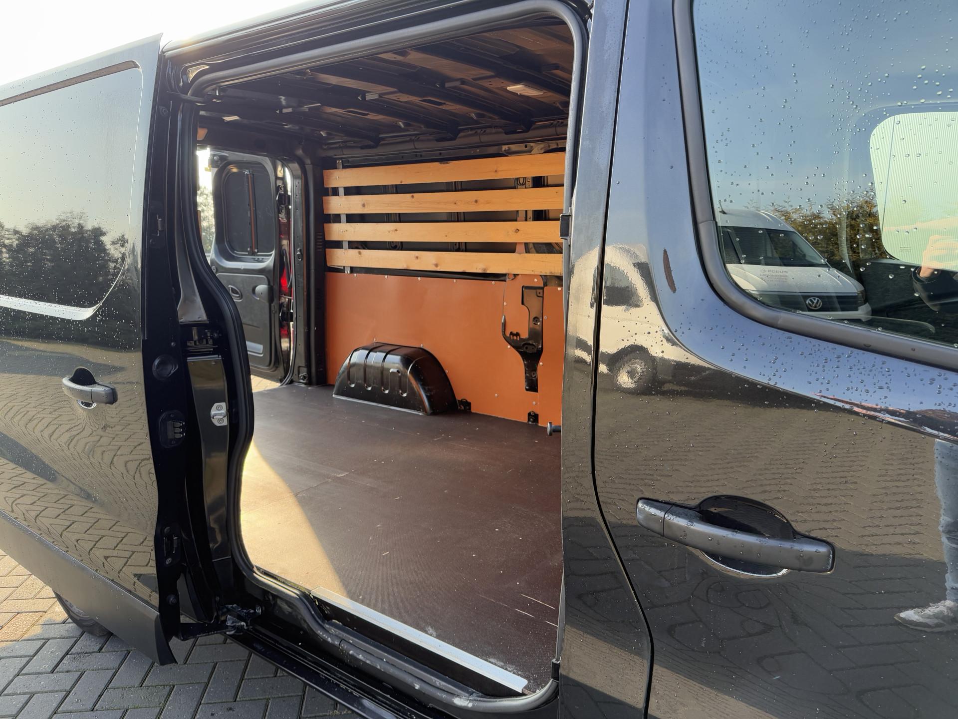 Foto 8 van Renault 2.0 DCI 120 PK / L2H1 / 1e EIG. / AIRCO / CRUISE / TREKHAAK / LED / DAB / 3-ZITS