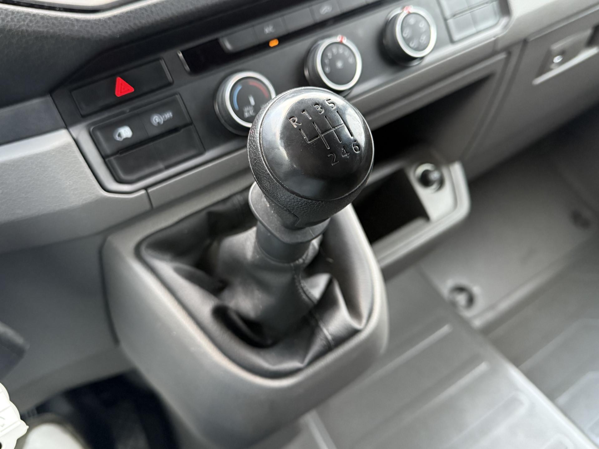 Foto 15 van Volkswagen 35 2.0 TDI 141 PK / L3H3 / 1e EIG. / NETTE BUS / ERGO STOEL / AIRCO / 3 TON TREKKEN / CRUISE / GEVEERDE STOEL