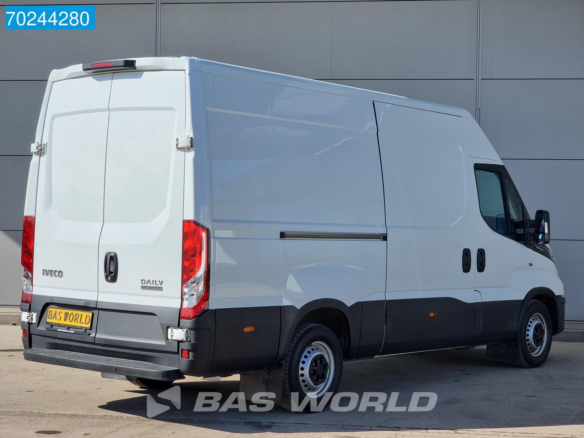 Foto 5 van Iveco Daily 35S14 Automaat L2H2 Airco Cruise Standkachel PDC 12m3 Airco Cruise control