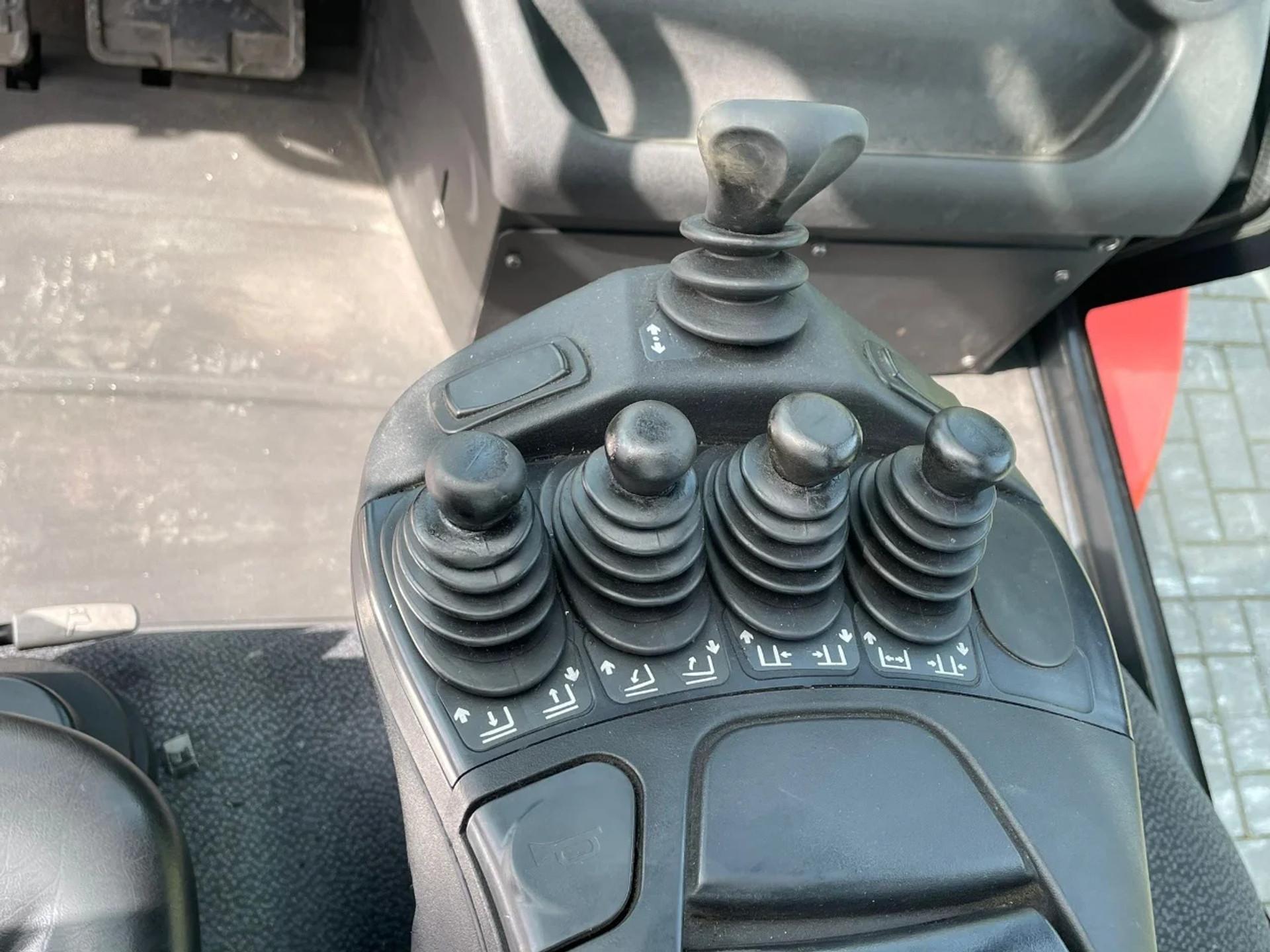 Foto 18 van Linde H70 D -03 | BIG SERVICE | NEW TIRES | SIDESHIFT | 7 TON