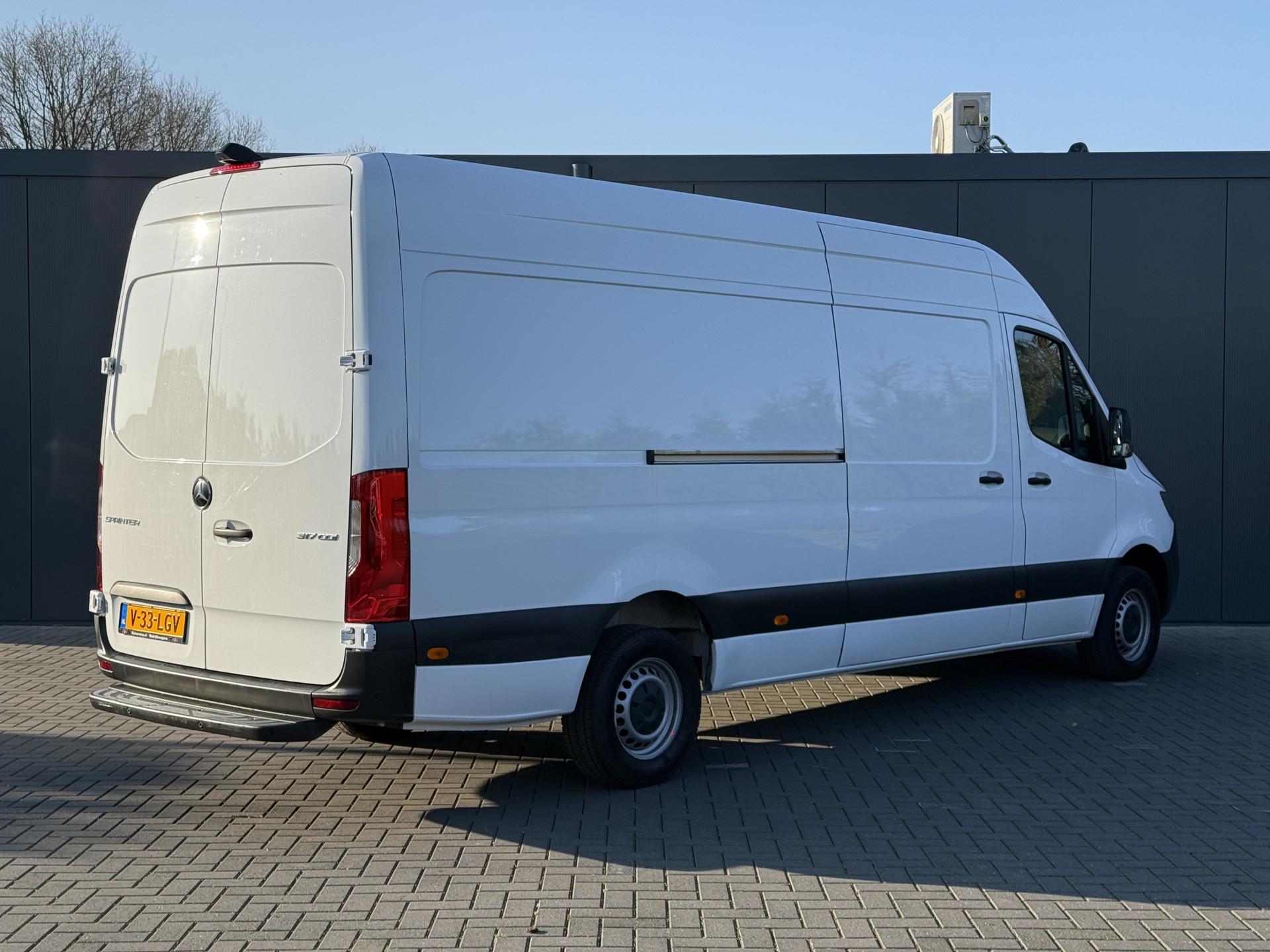 Foto 2 van Mercedes-Benz 317 CDI 170 PK / L3H2 / MBUX / **NETTE BUS** / AIRCO / CRUISE / CAMERA / PDC / 3-ZITS / CARPLAY
