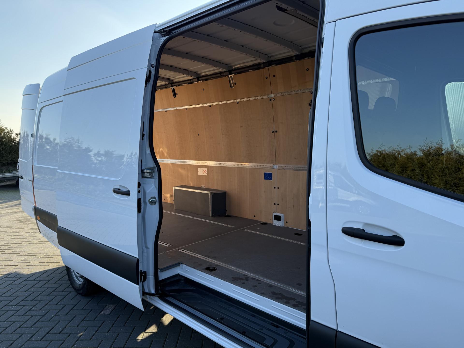 Foto 8 van Mercedes-Benz 317 CDI 170 PK / L3H2 / MBUX / **NETTE BUS** / AIRCO / CRUISE / CAMERA / PDC / 3-ZITS / CARPLAY