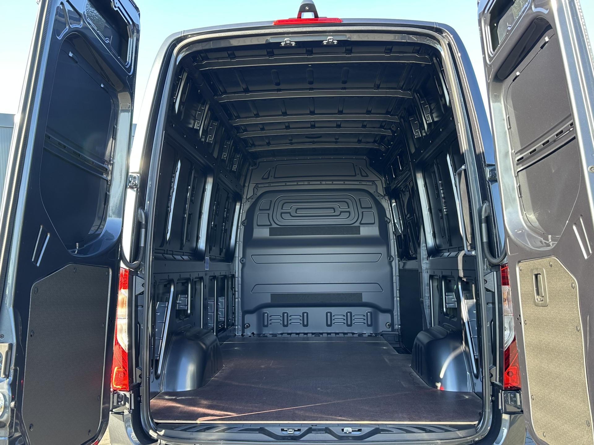 Foto 7 van Mercedes-Benz 319 CDI 9G-TRONIC / L2H2 / 3.5 TON TREKKEN / CAMERA / CRUISE / AIRCO / STOELVERWARMING / GEVEERDE STOEL