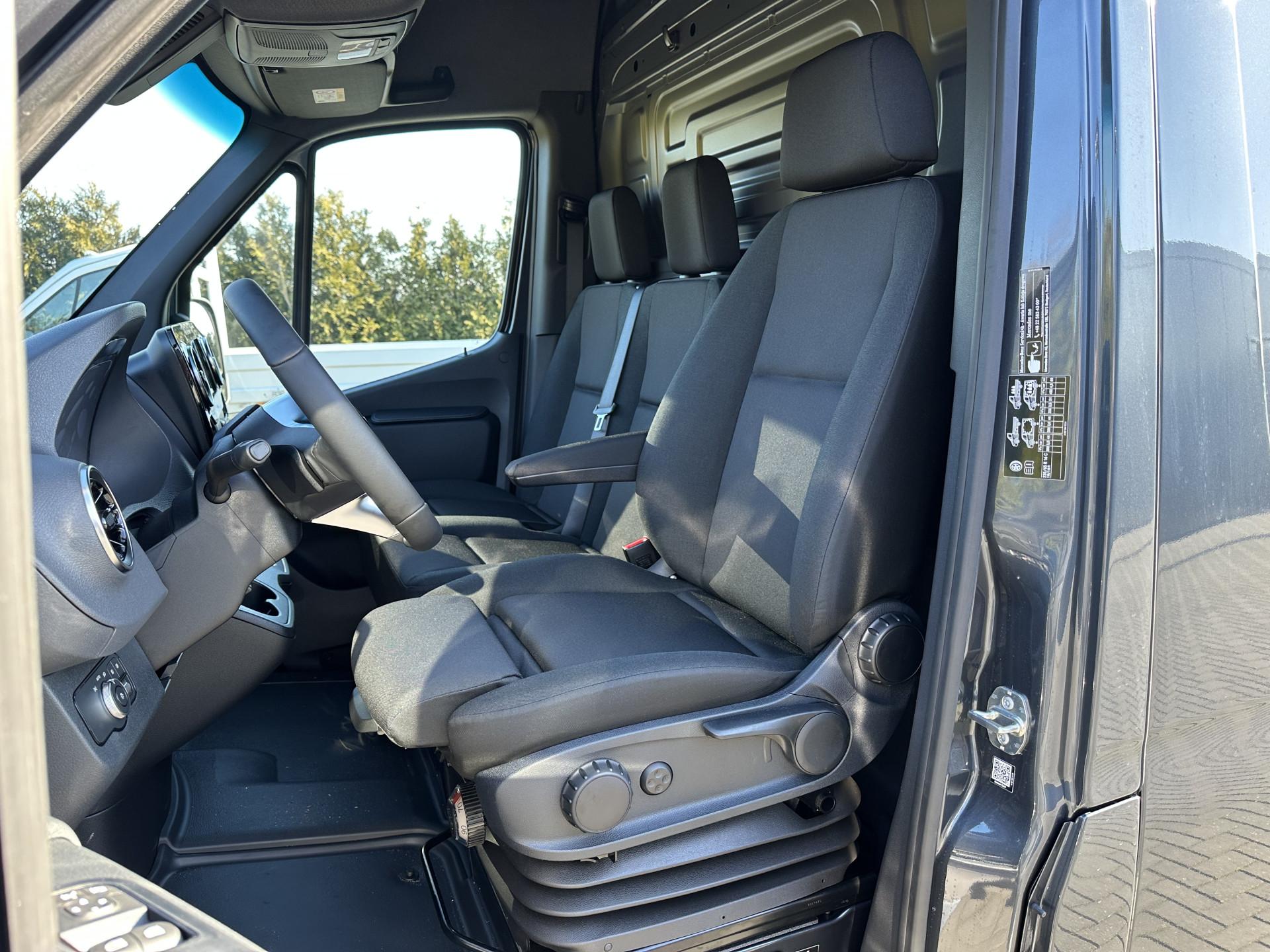 Foto 8 van Mercedes-Benz 319 CDI 9G-TRONIC / L2H2 / 3.5 TON TREKKEN / CAMERA / CRUISE / AIRCO / STOELVERWARMING / GEVEERDE STOEL