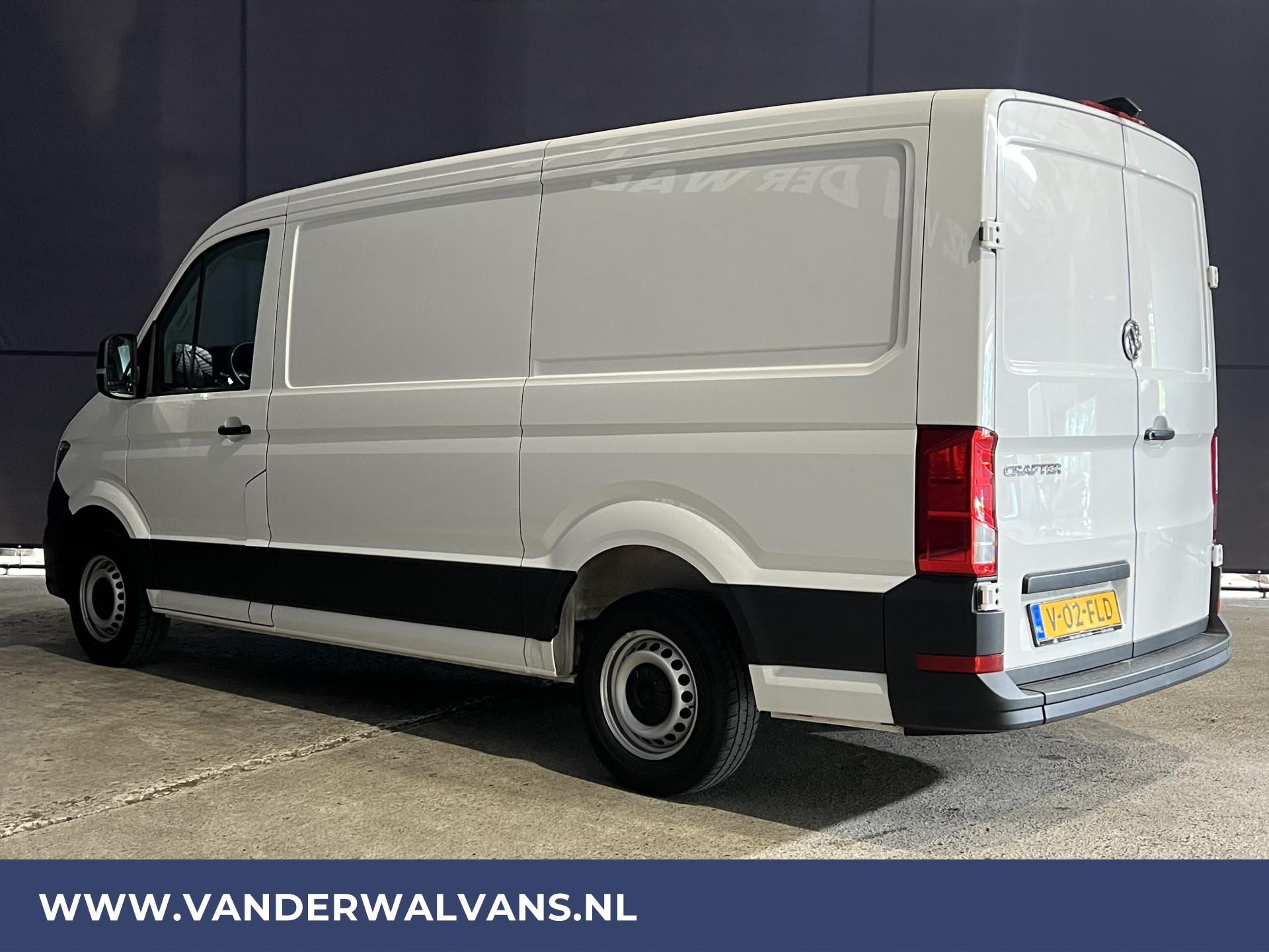 Foto 2 van Volkswagen Crafter 2.0 TDI L3H2 L2H1 Euro6 Airco | Navigatie | Camera | Apple Carplay