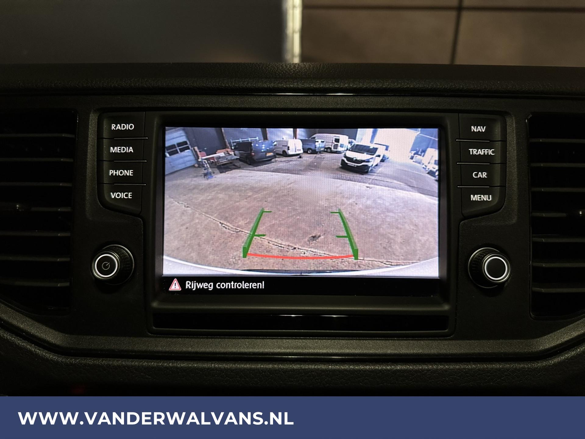 Foto 6 van Volkswagen Crafter 2.0 TDI L3H2 L2H1 Euro6 Airco | Navigatie | Camera | Apple Carplay