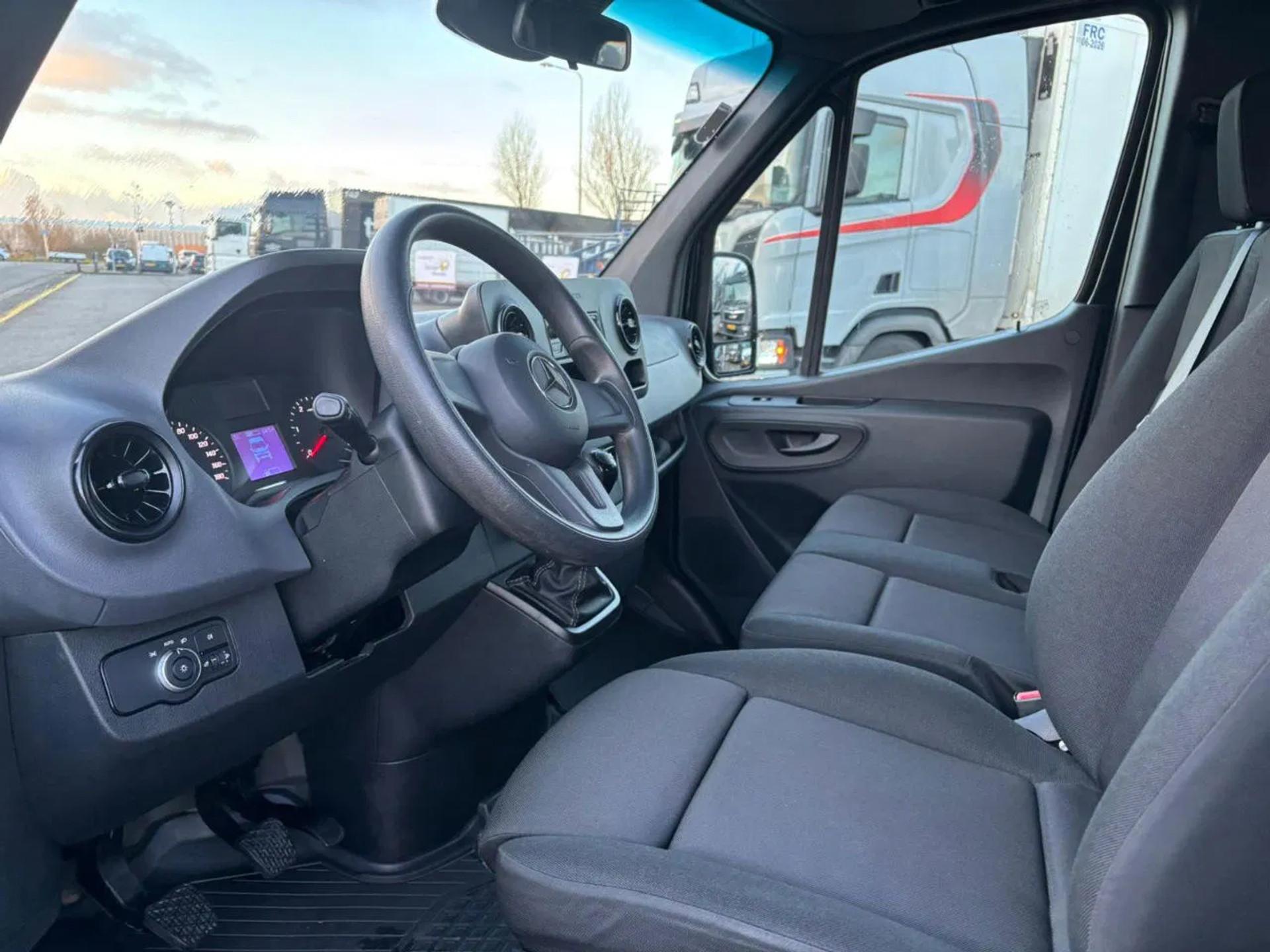 Foto 13 van Mercedes-Benz 317CDI Dubbelcabine Openlaadbak Airco 3500KG Trekhaak 17.400KM BPM VRIJ 10 x op voorraad