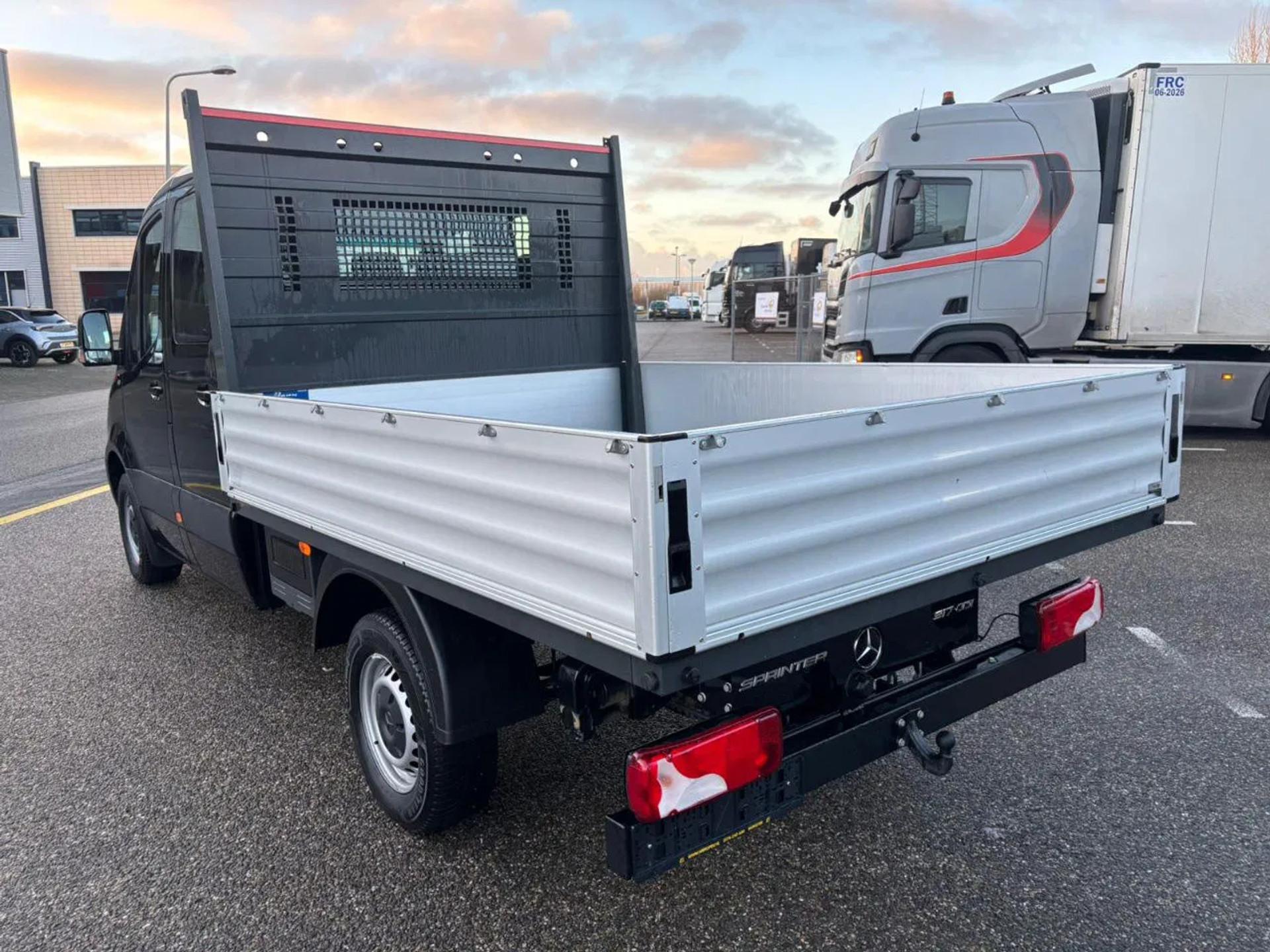 Foto 5 van Mercedes-Benz 317CDI Dubbelcabine Openlaadbak Airco 3500KG Trekhaak 17.400KM BPM VRIJ 10 x op voorraad
