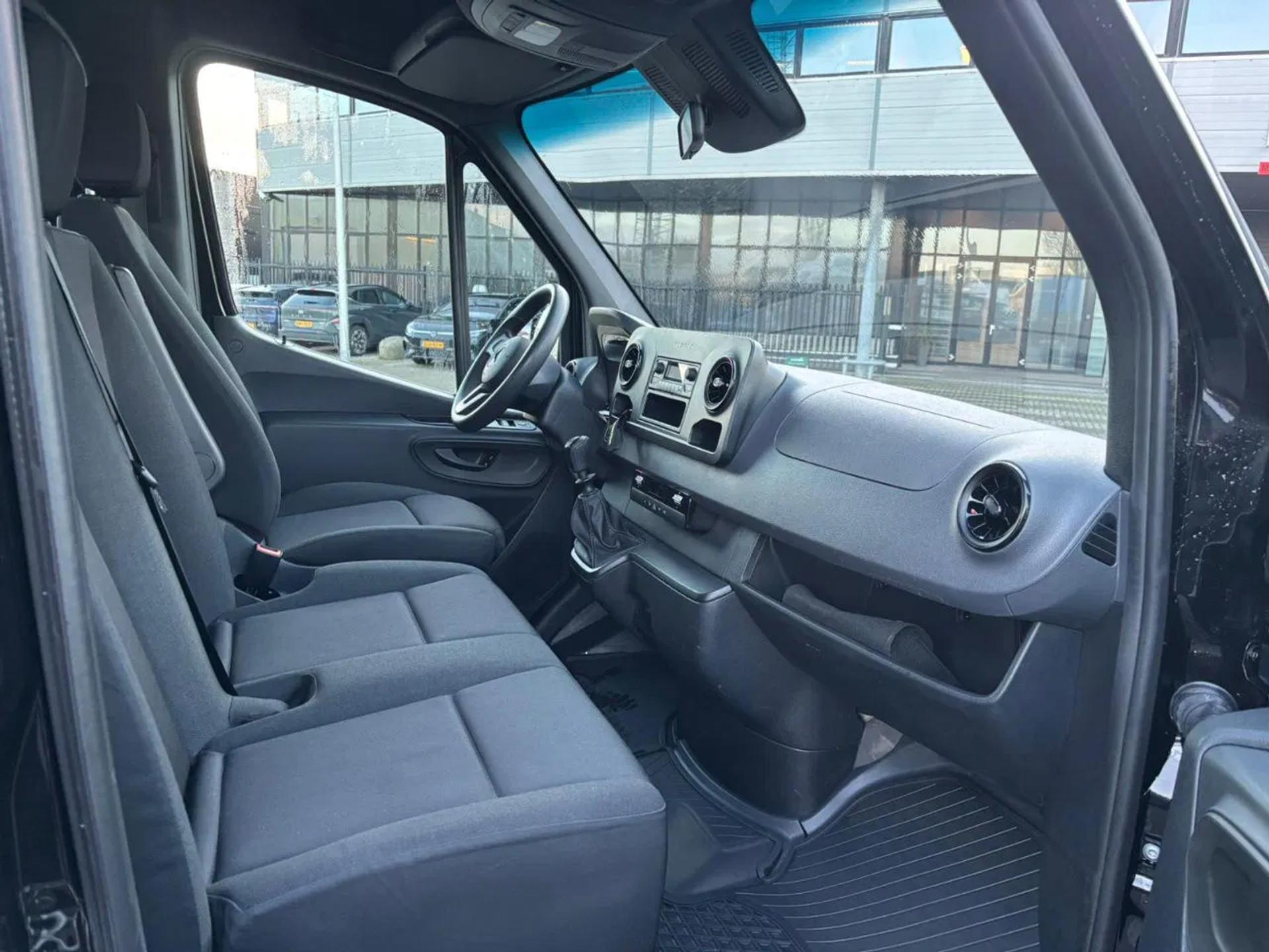 Foto 7 van Mercedes-Benz 317CDI Dubbelcabine Openlaadbak Airco 3500KG Trekhaak 17.400KM BPM VRIJ 10 x op voorraad