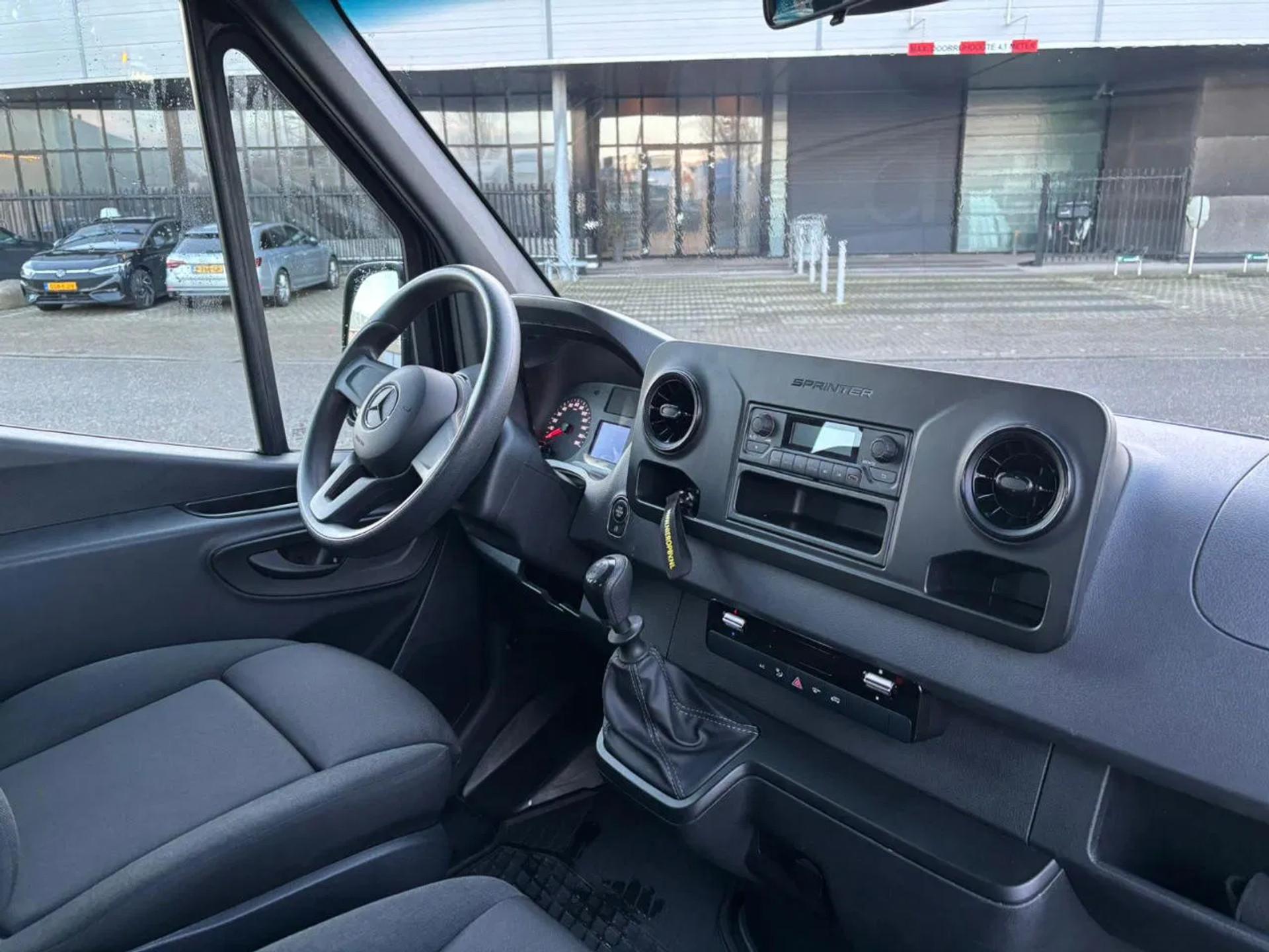 Foto 8 van Mercedes-Benz 317CDI Dubbelcabine Openlaadbak Airco 3500KG Trekhaak 17.400KM BPM VRIJ 10 x op voorraad